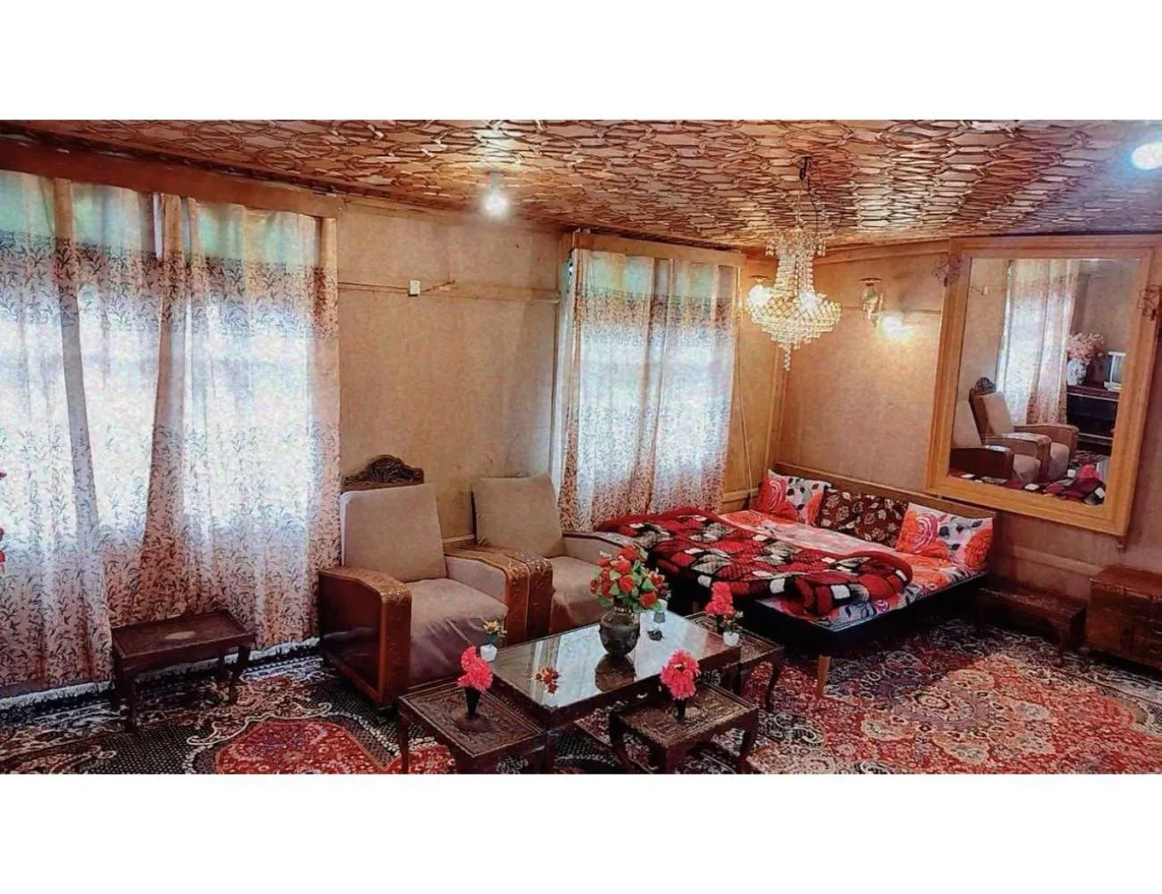 Bed in Taj Palace Houseboat, Srinagar