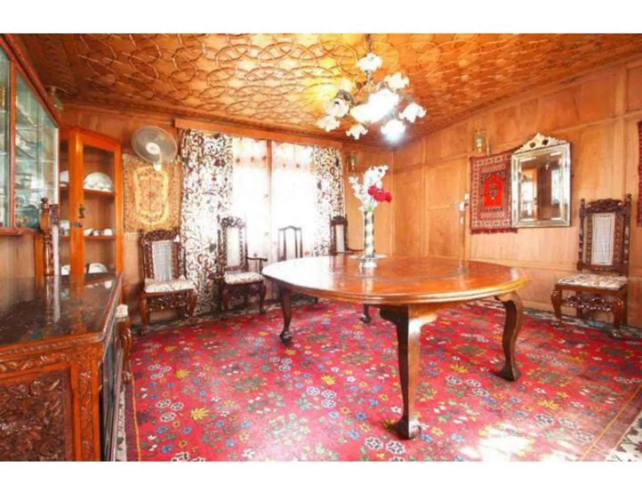 Living room in Taj Palace Houseboat, Srinagar