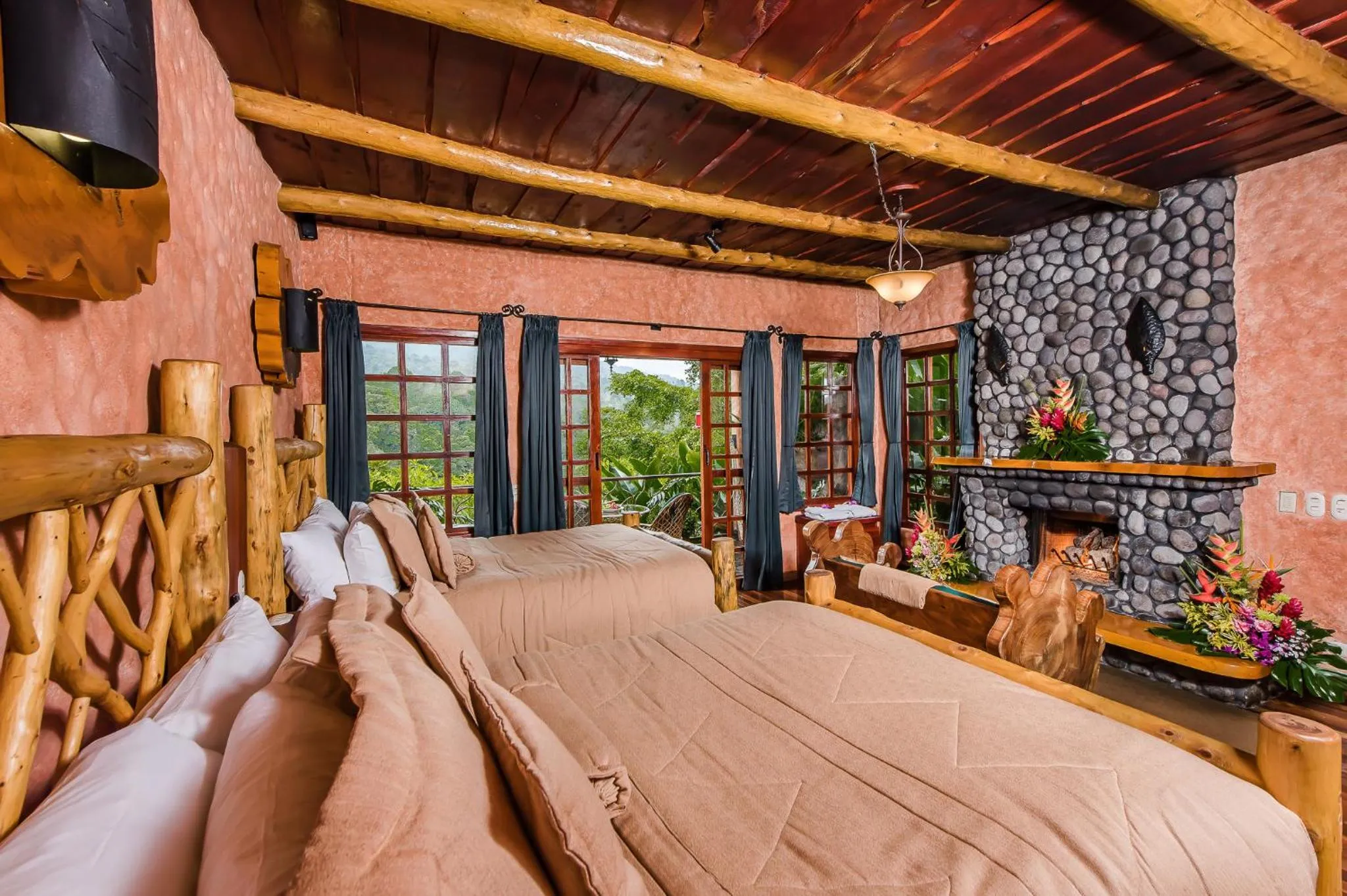 Photo of the whole room, Bed in Peace Lodge