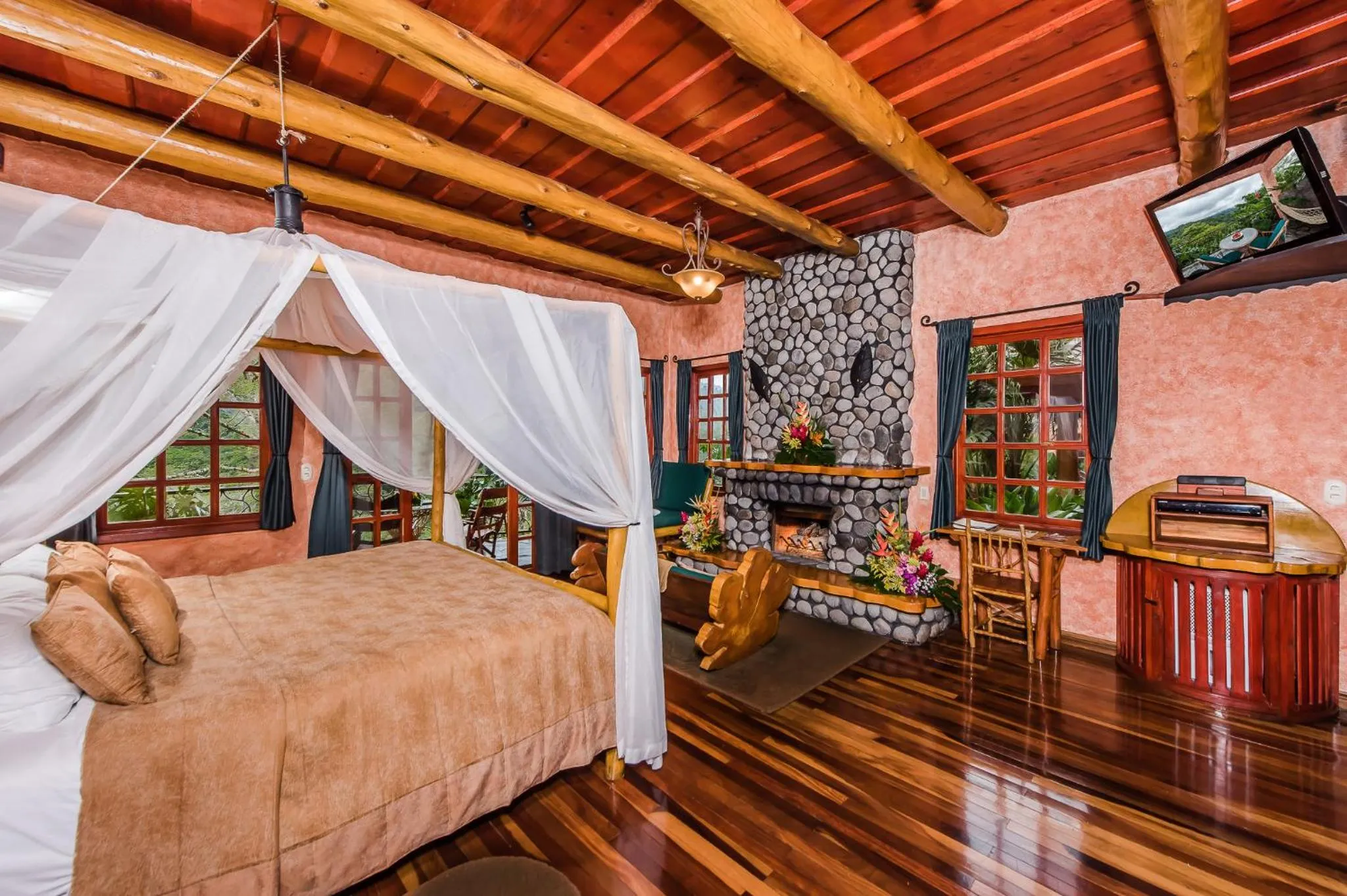 Photo of the whole room, Bed in Peace Lodge