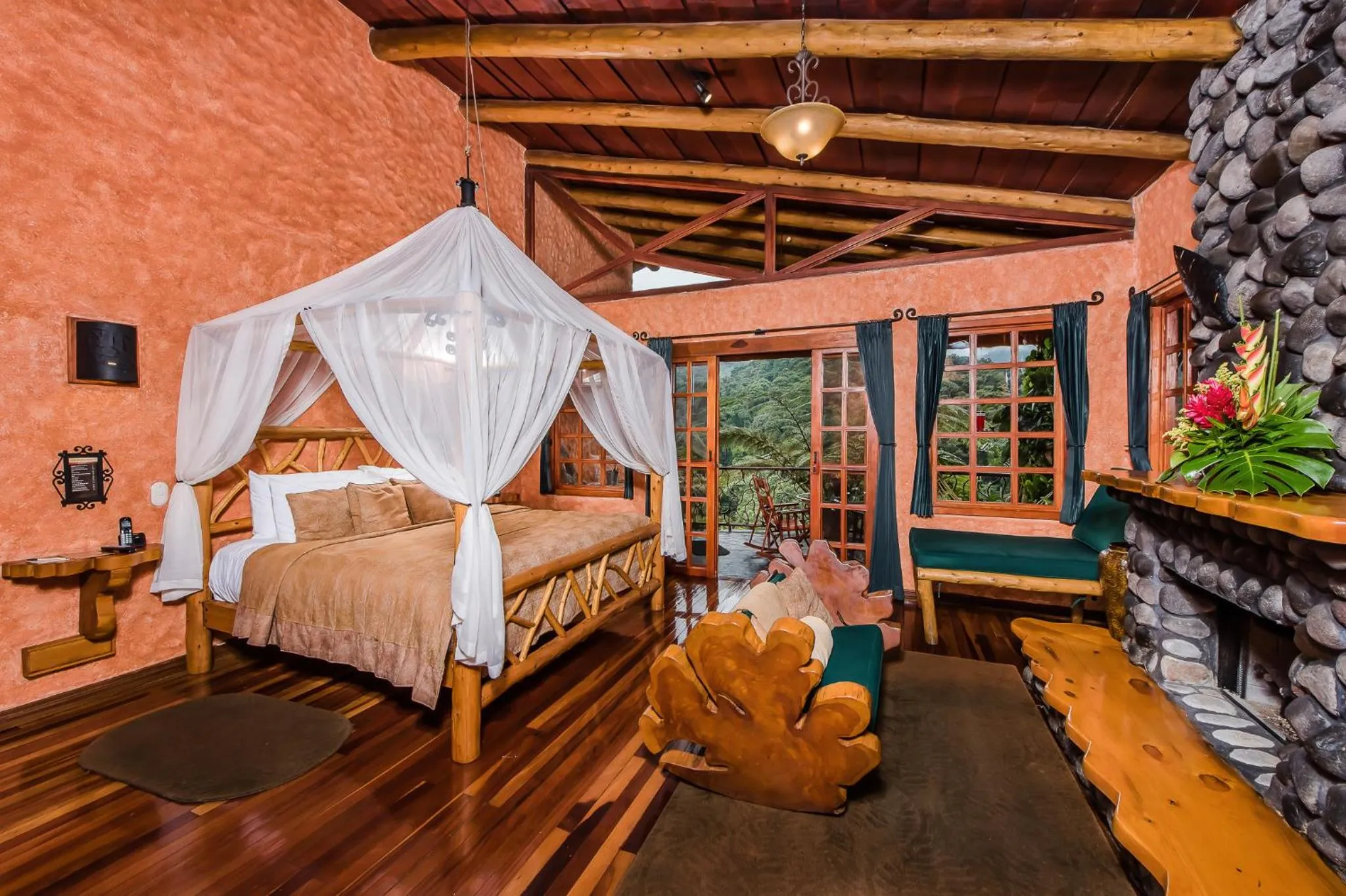 Photo of the whole room, Bed in Peace Lodge