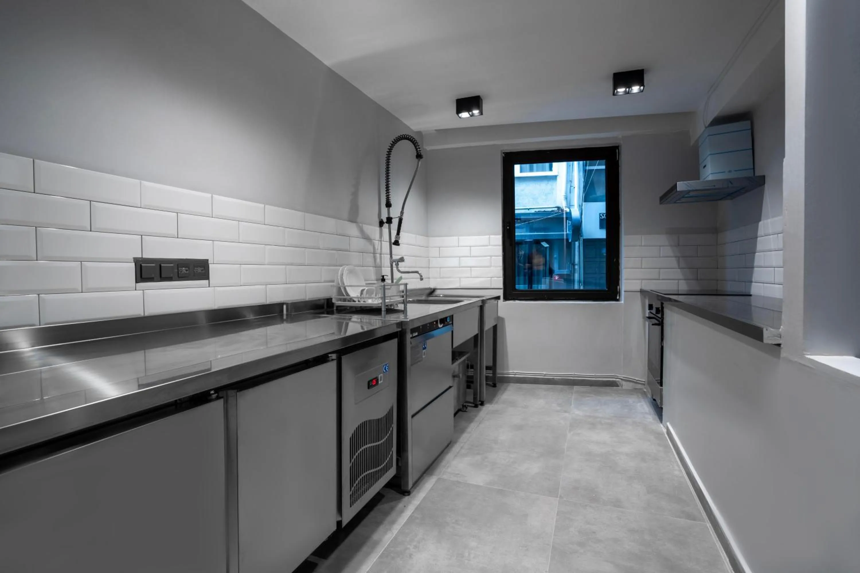 Kitchen or kitchenette in Smart and Simple Hotel Karakoy