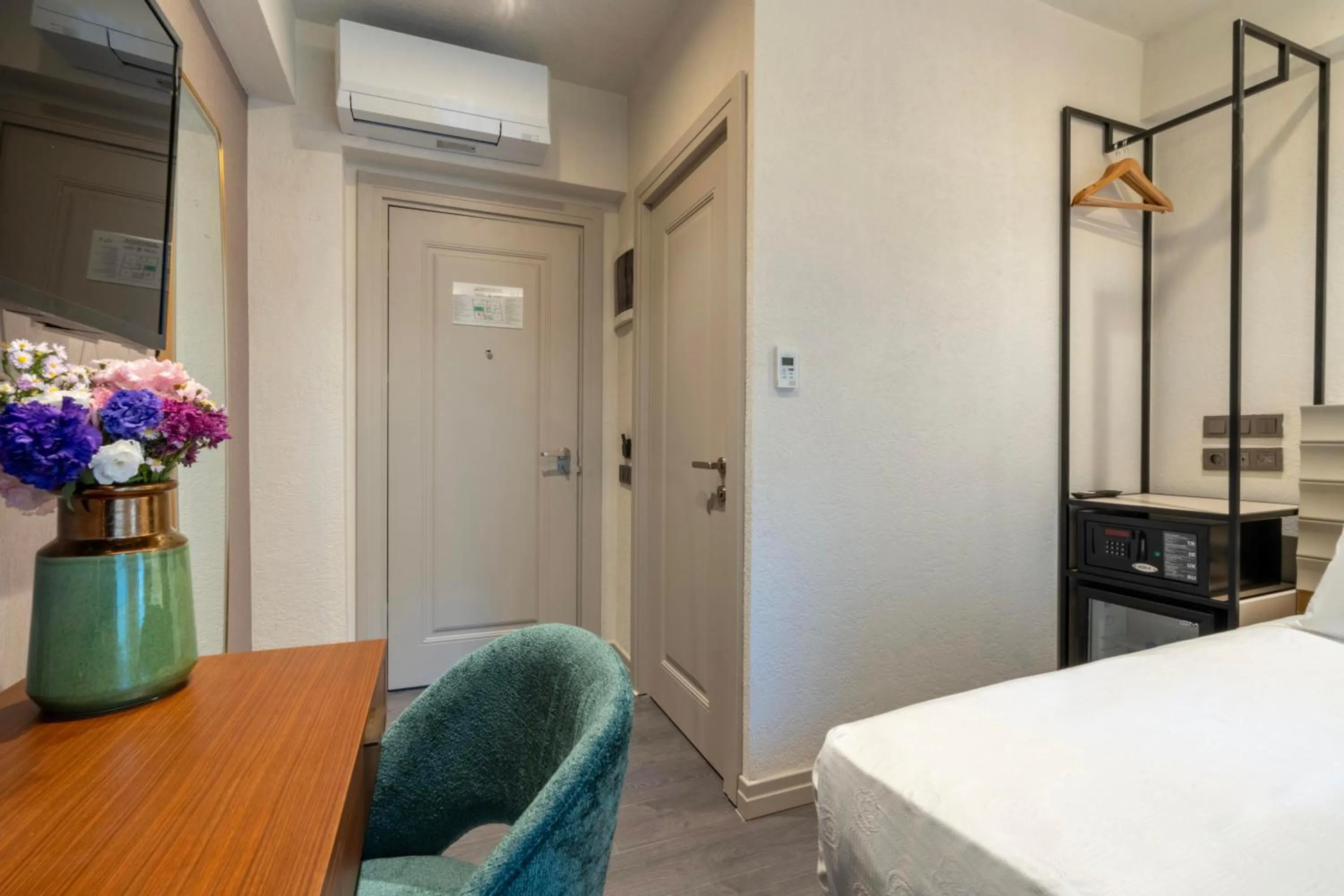 Photo of the whole room, Bed in Smart and Simple Hotel Karakoy