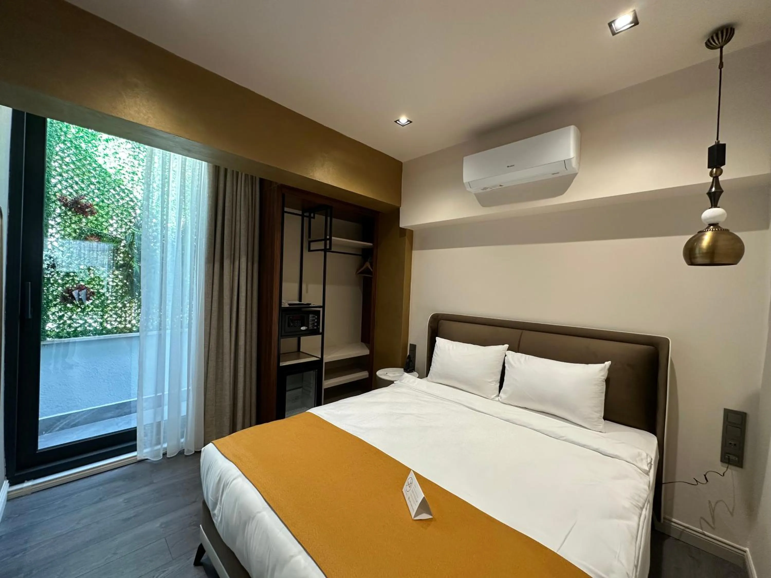 Bedroom, Bed in Smart and Simple Hotel Karakoy