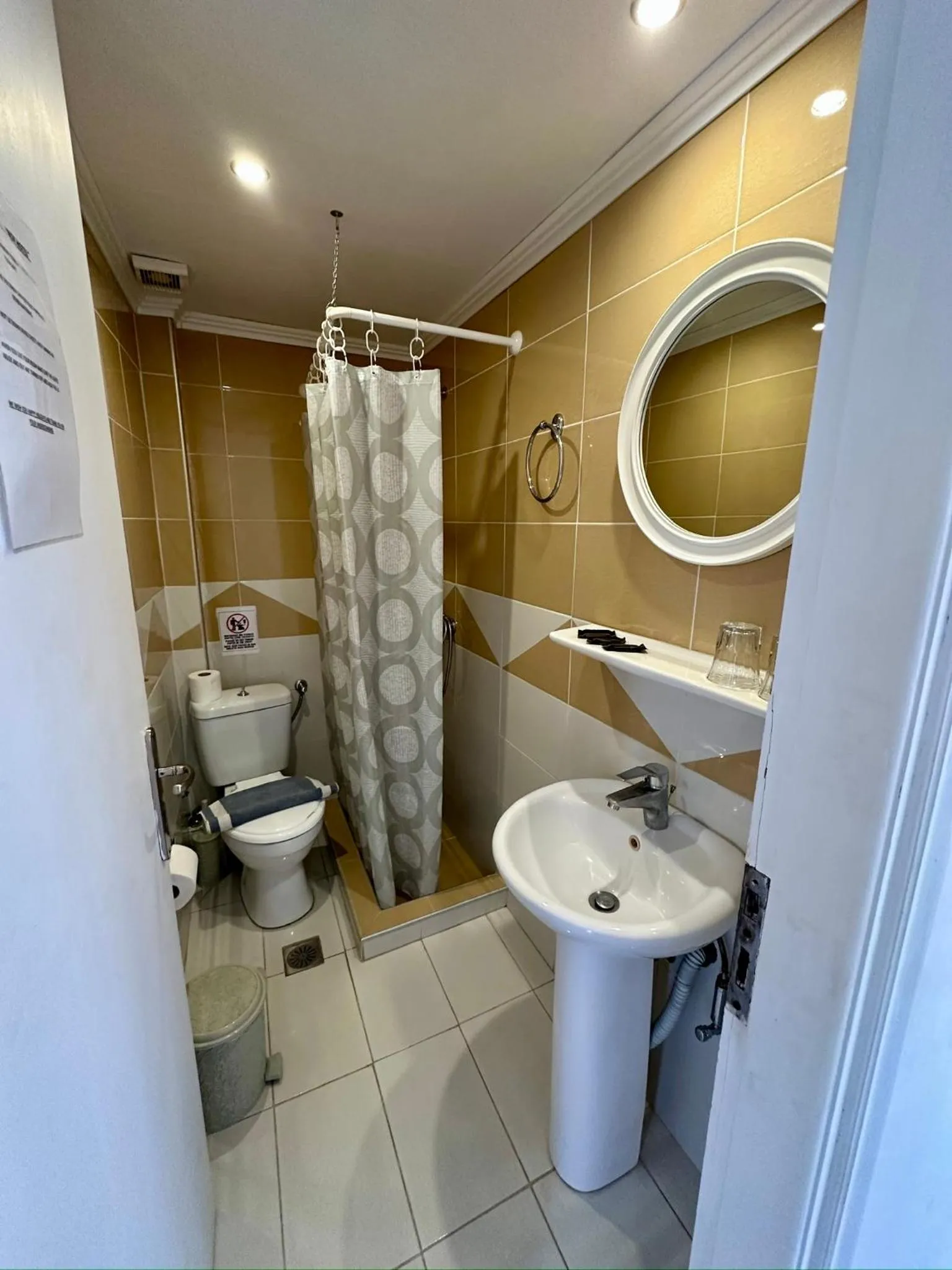 Shower in Hotel Lenox