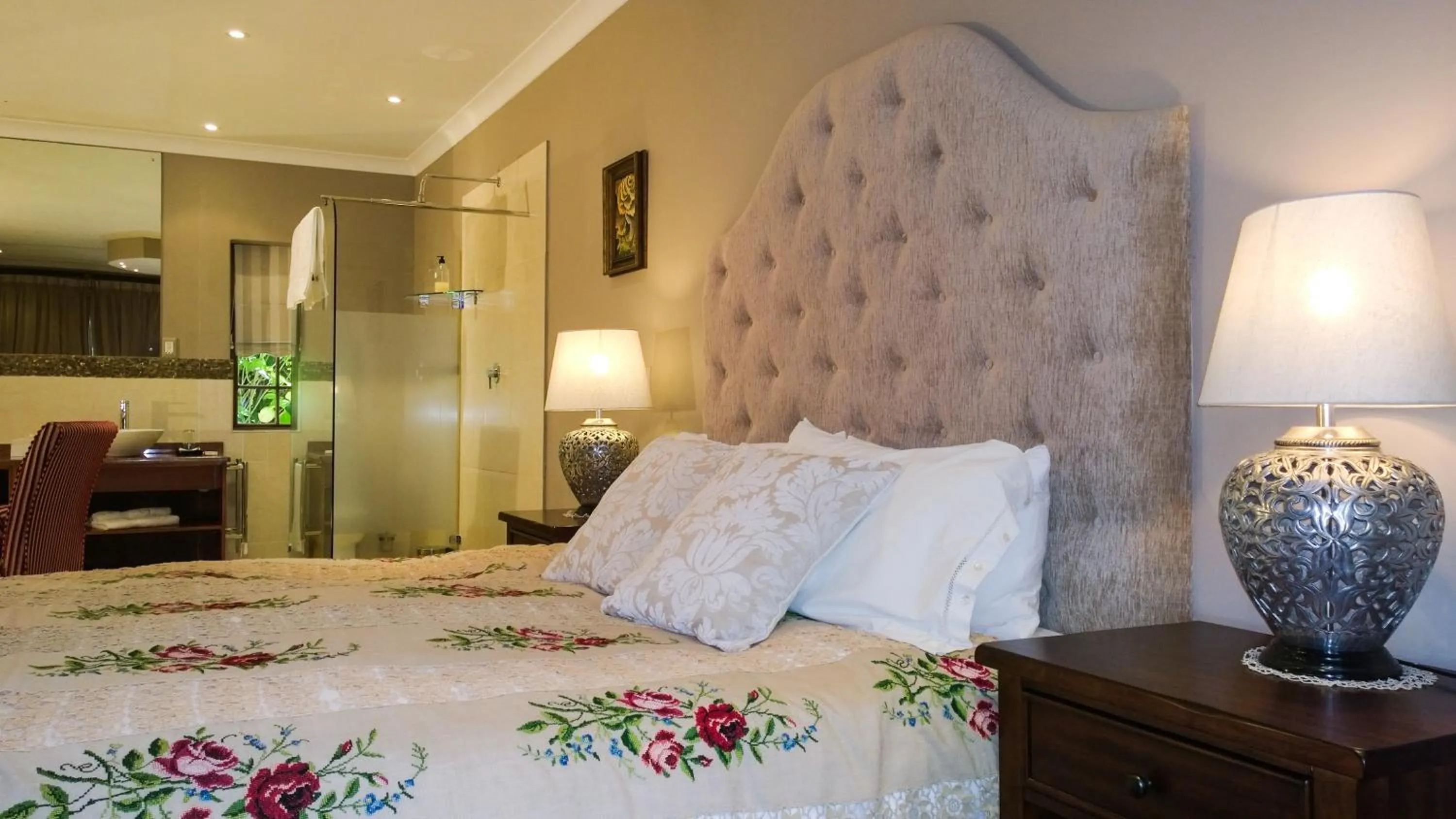 Photo of the whole room, Bed in Edenbrook Country Manor