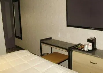 Standard King Room in Rodeway Inn Near JFK Airport Standard King Room in Rodeway Inn Near JFK Airport