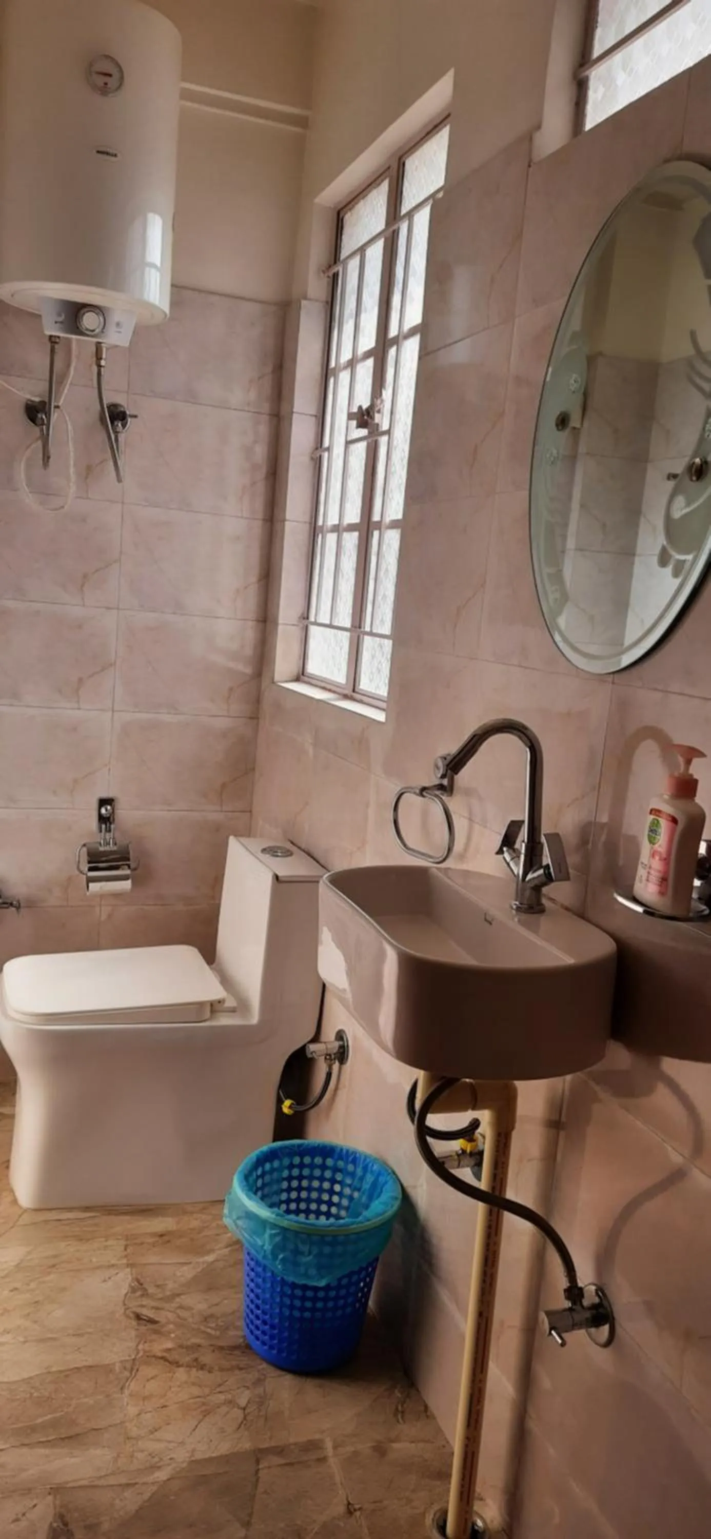 Toilet in A La Maison