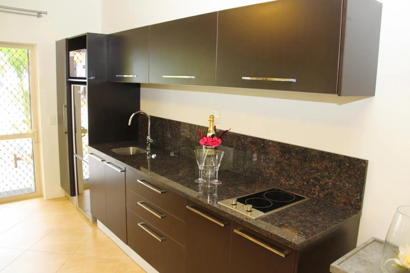 Kitchen or kitchenette in Moana Sands Villas & Apartments