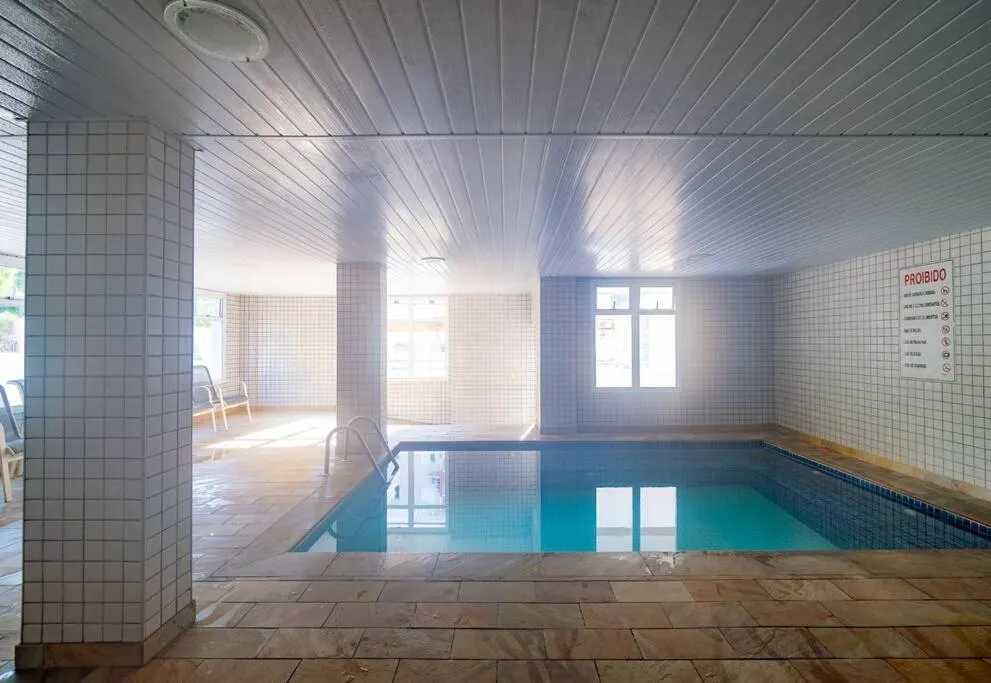 Swimming pool in Apartamento confortável praia grande Ubatuba