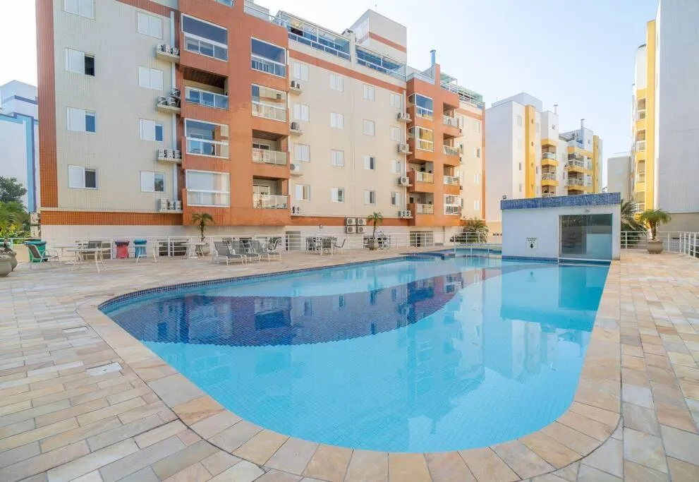Swimming pool in Apartamento confortável praia grande Ubatuba