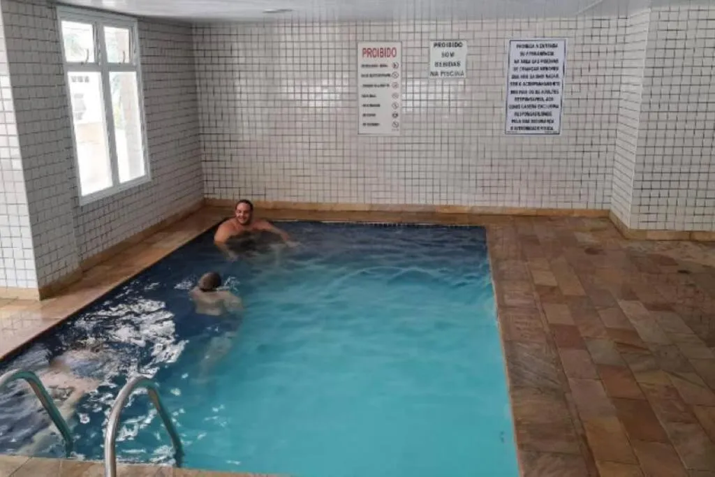 Swimming pool in Apartamento confortável praia grande Ubatuba