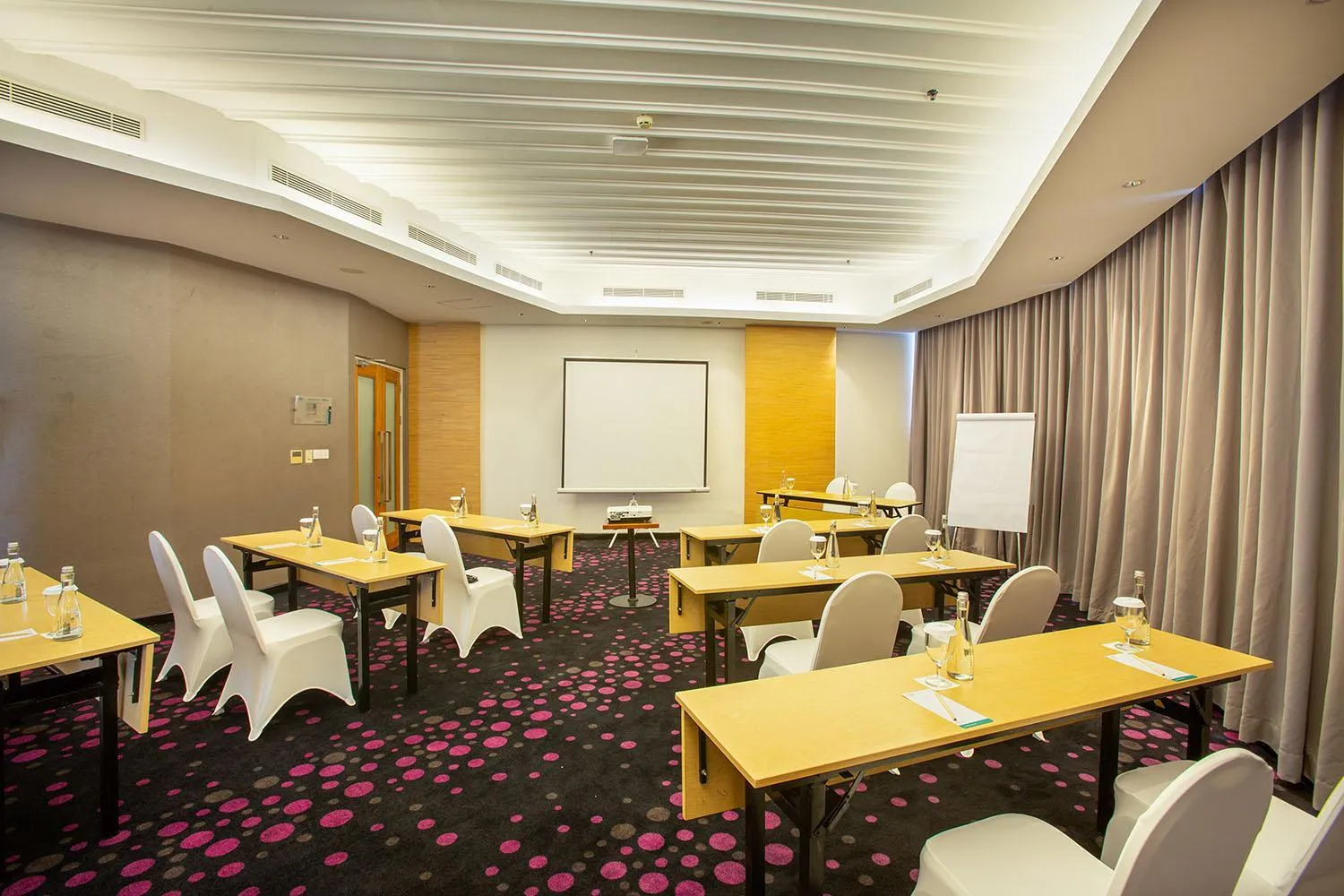 Meeting/conference room in THE 1O1 Jakarta Sedayu Darmawangsa