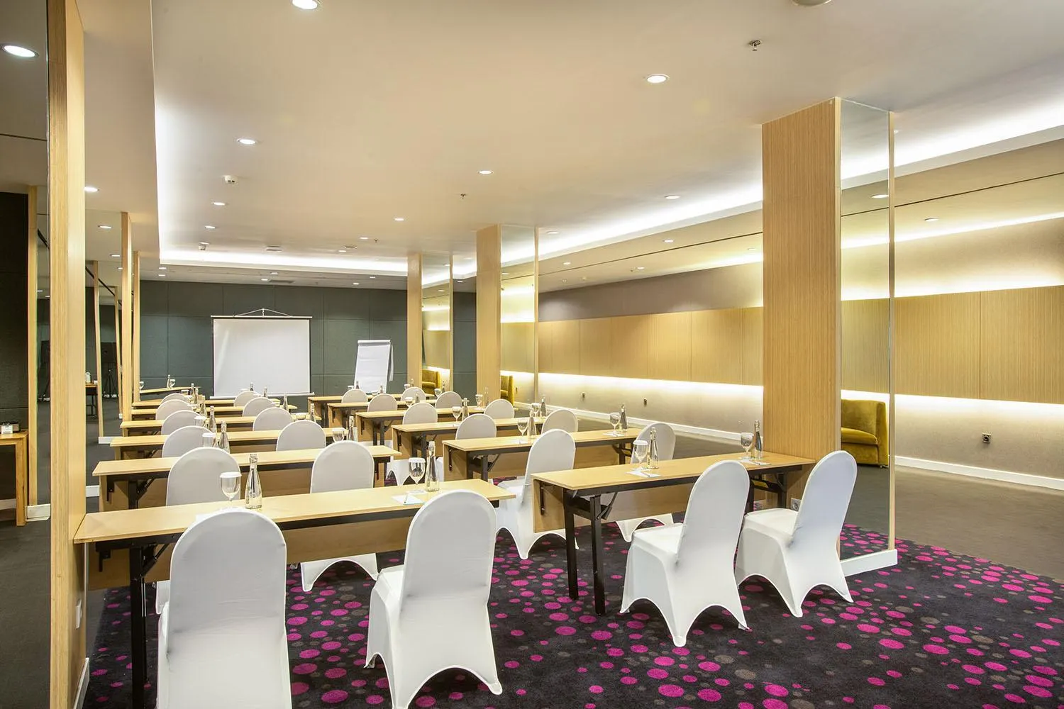 Meeting/conference room in THE 1O1 Jakarta Sedayu Darmawangsa