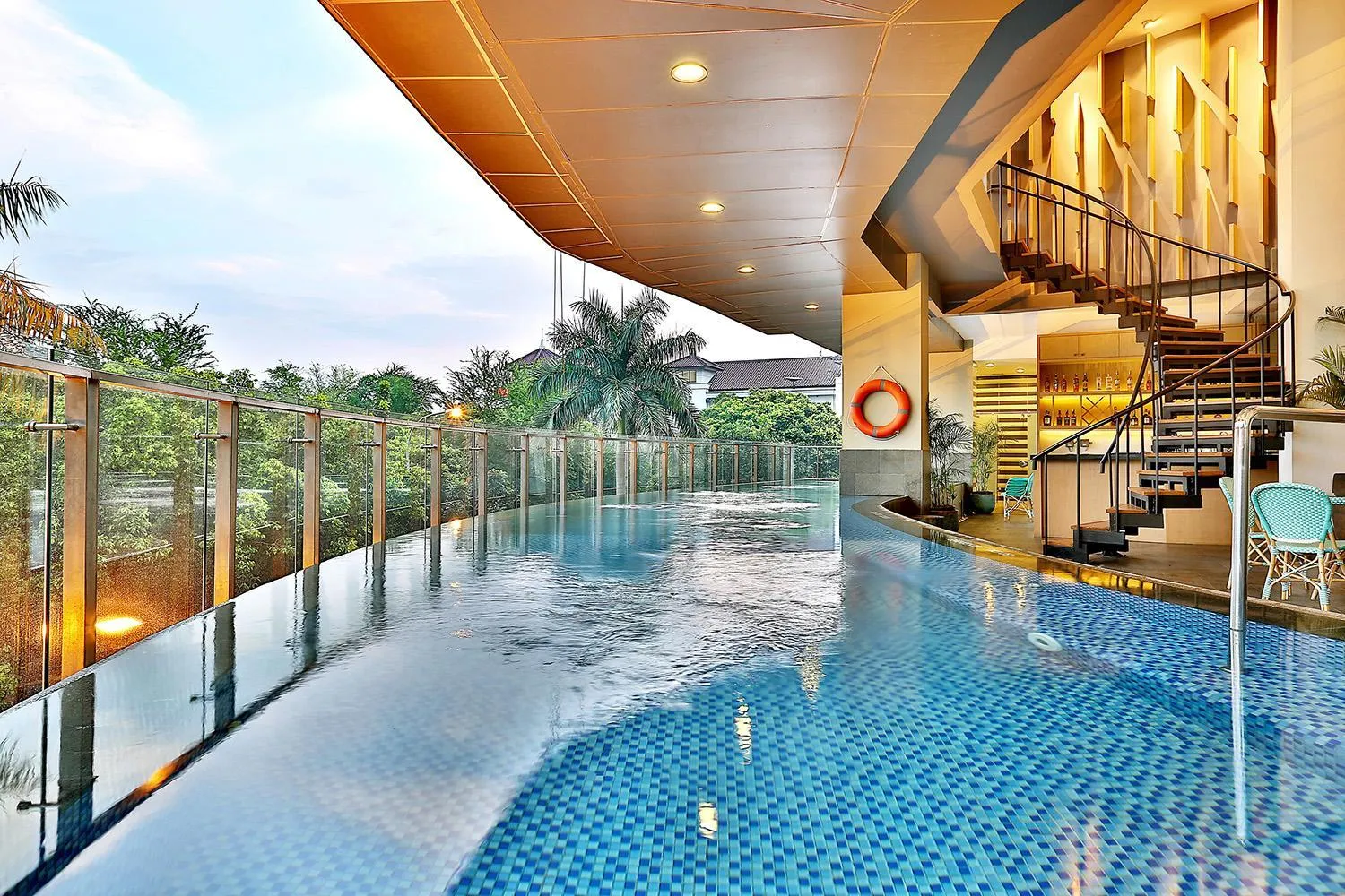 Swimming pool in THE 1O1 Jakarta Sedayu Darmawangsa