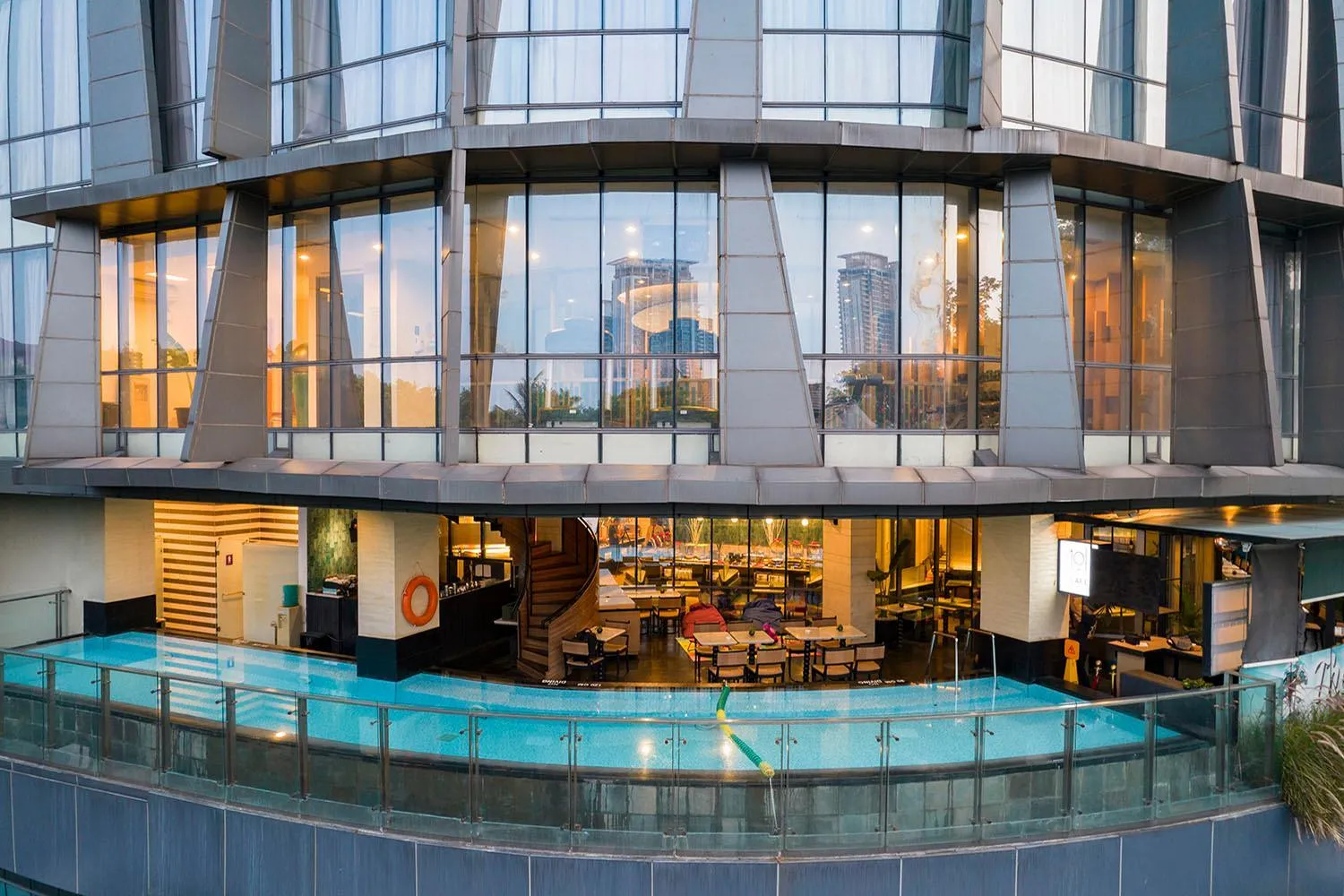 Swimming pool in THE 1O1 Jakarta Sedayu Darmawangsa