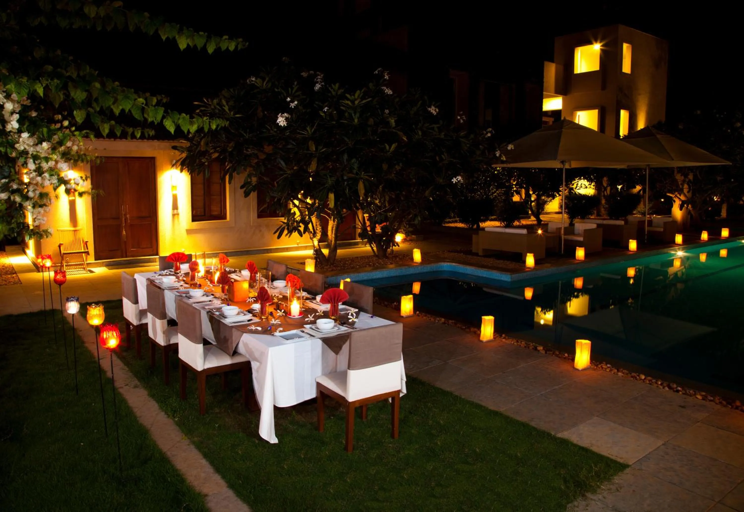 Restaurant/places to eat in Shreyas Retreat