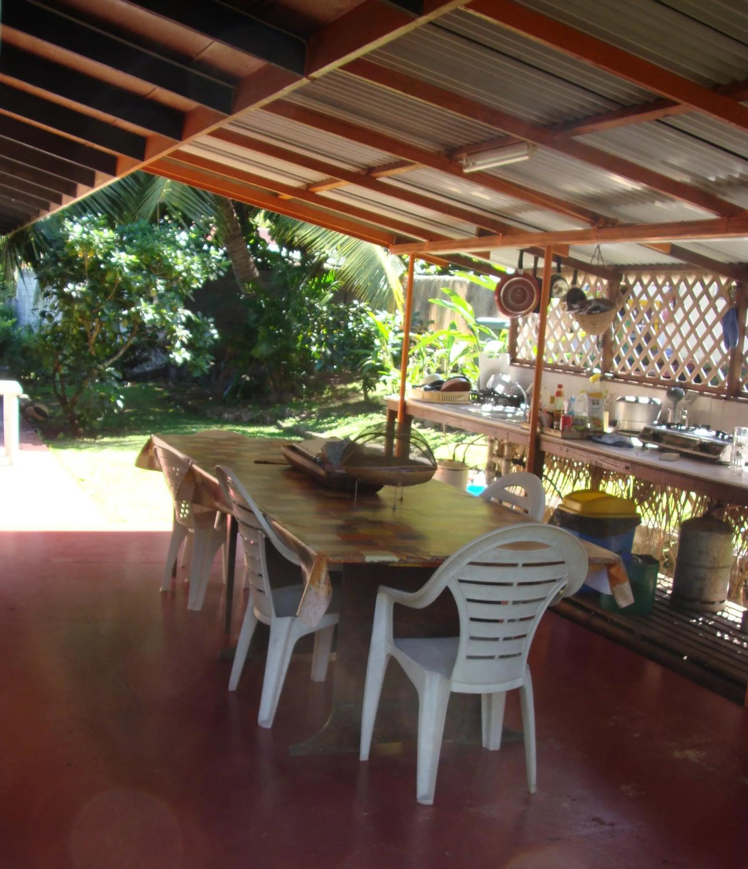 Dining area in Pension TE MITI - PLAGE-BEACH 200m - Mahana Parc & Vaiava Beach pk18 - B&B CHAMBRES ou DORTOIR