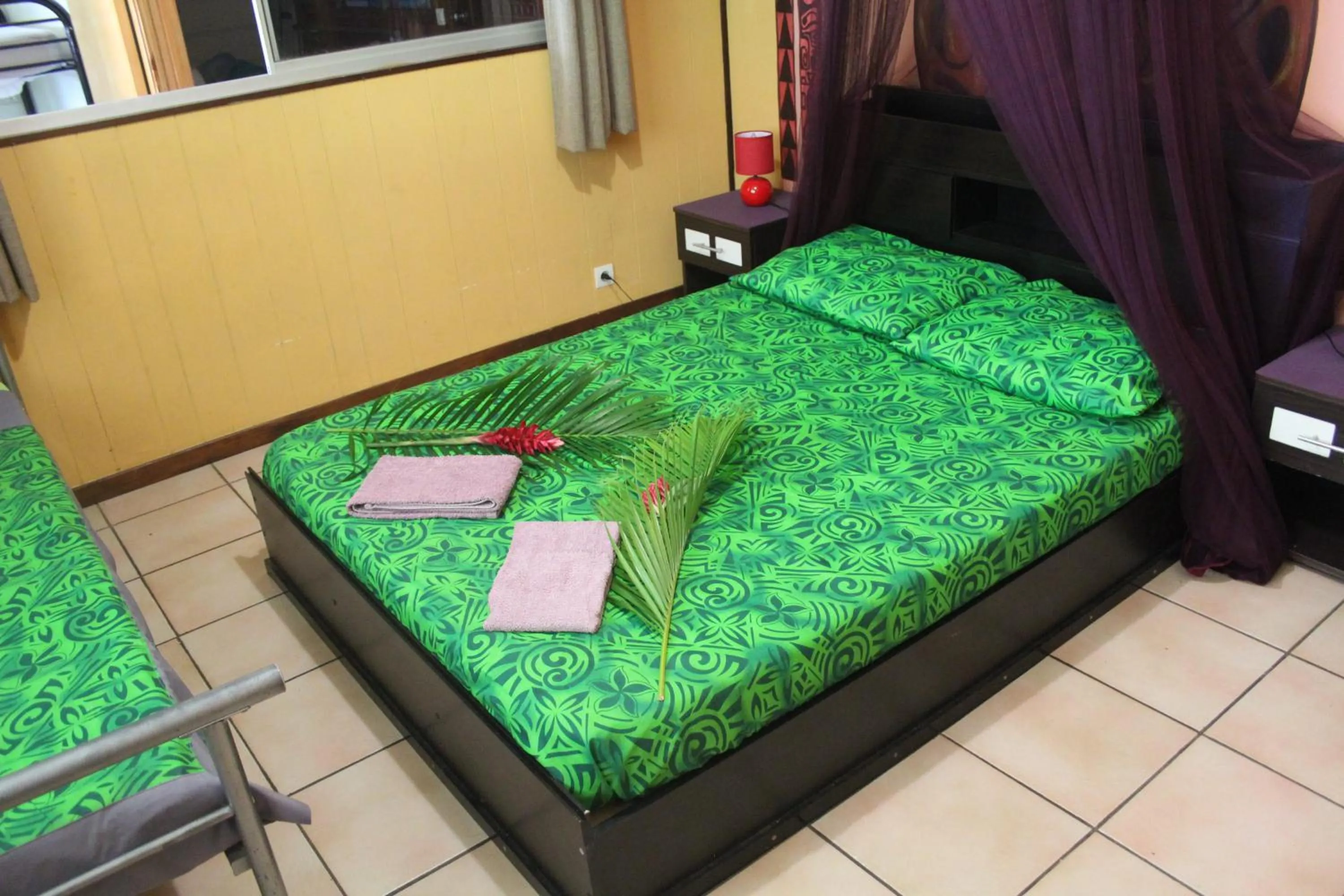 Bed in Pension TE MITI - PLAGE-BEACH 200m - Mahana Parc & Vaiava Beach pk18 - B&B CHAMBRES ou DORTOIR