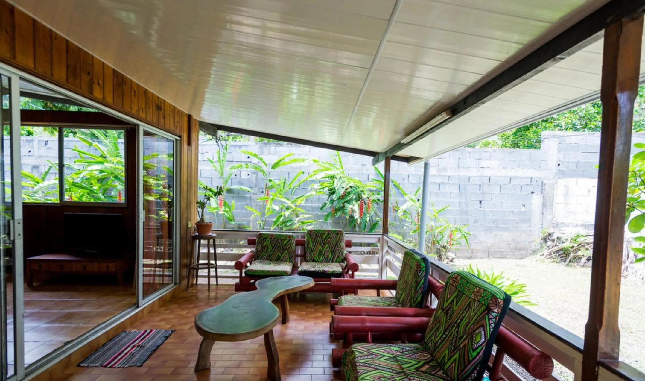 Patio in Pension TE MITI - PLAGE-BEACH 200m - Mahana Parc & Vaiava Beach pk18 - B&B CHAMBRES ou DORTOIR