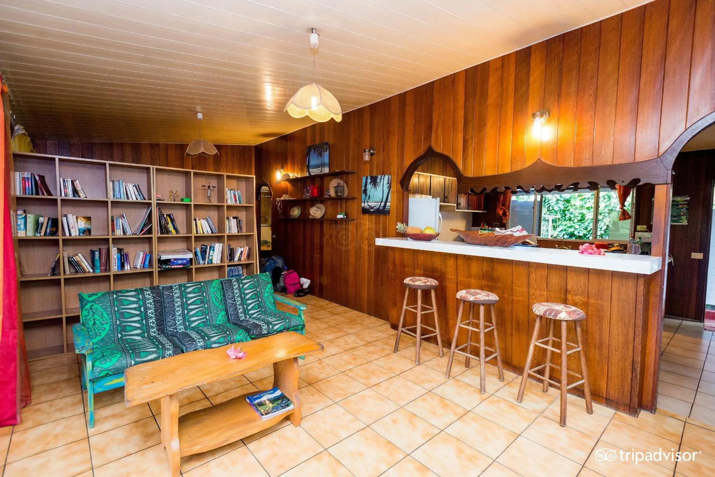 Library in Pension TE MITI - PLAGE-BEACH 200m - Mahana Parc & Vaiava Beach pk18 - B&B CHAMBRES ou DORTOIR