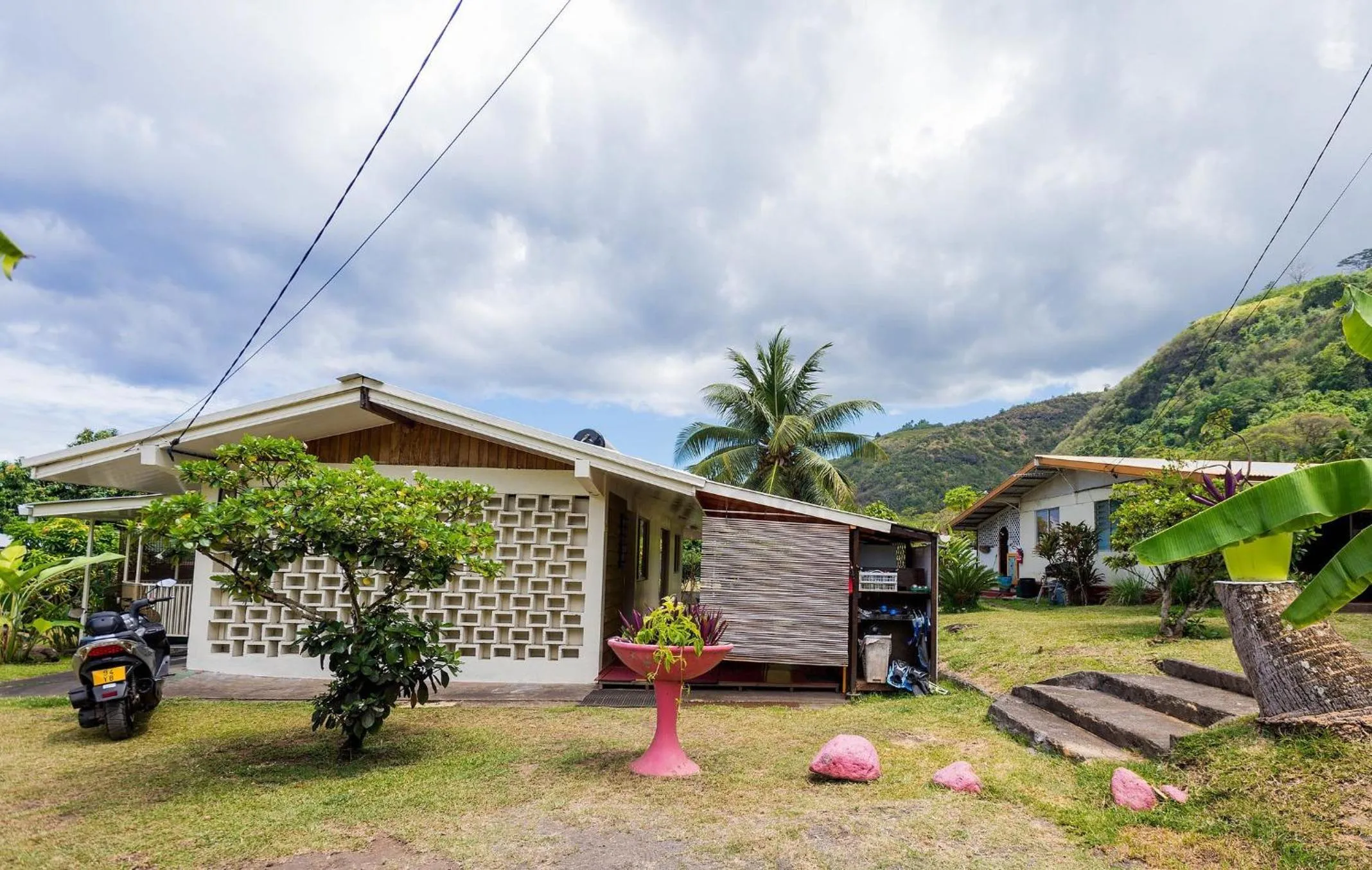 BBQ facilities in Pension TE MITI - PLAGE-BEACH 200m - Mahana Parc & Vaiava Beach pk18 - B&B CHAMBRES ou DORTOIR