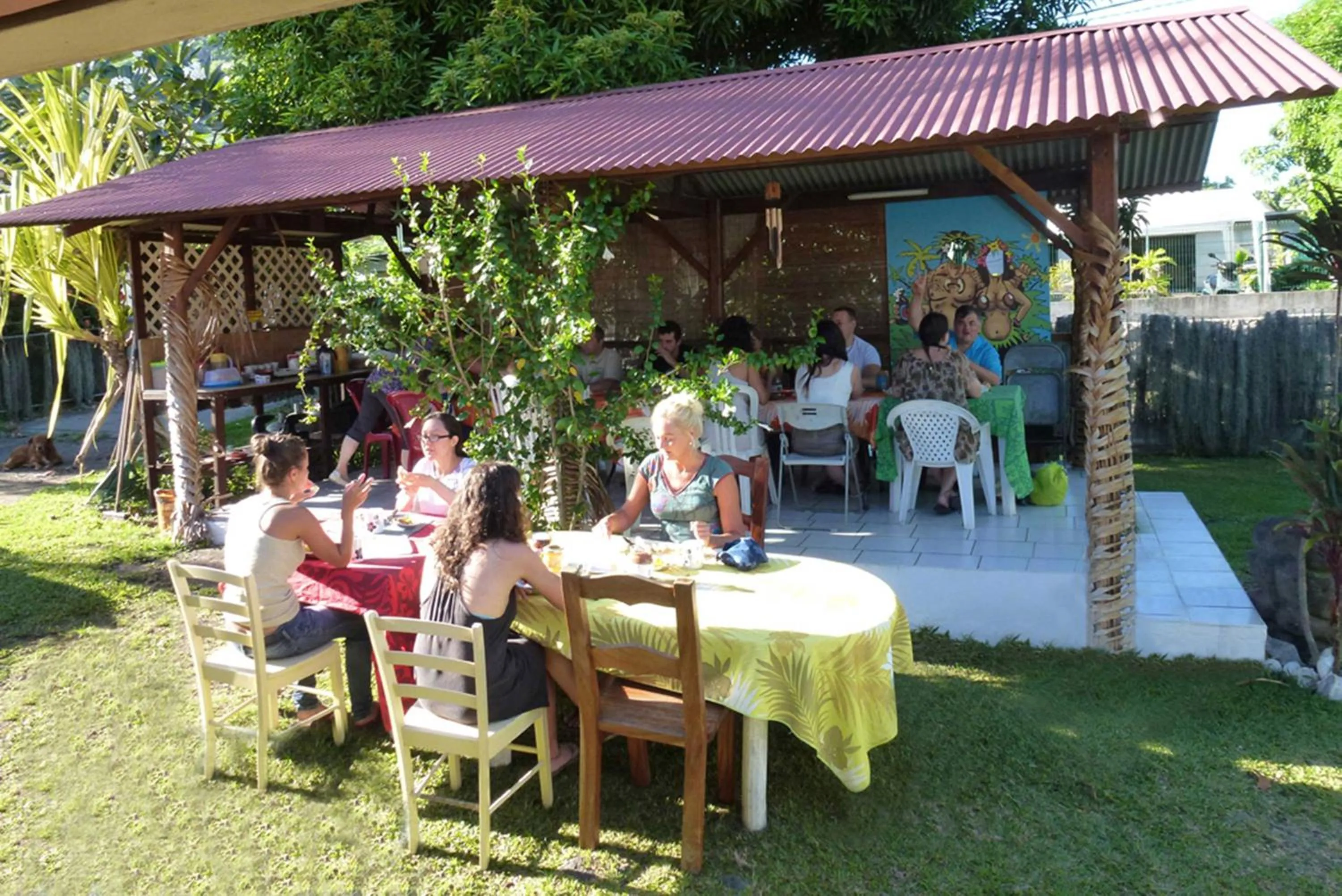 Patio in Pension TE MITI - PLAGE-BEACH 200m - Mahana Parc & Vaiava Beach pk18 - B&B CHAMBRES ou DORTOIR