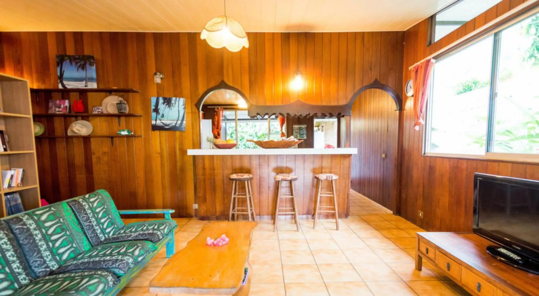 Communal lounge/ TV room in Pension TE MITI - PLAGE-BEACH 200m - Mahana Parc & Vaiava Beach pk18 - B&B CHAMBRES ou DORTOIR