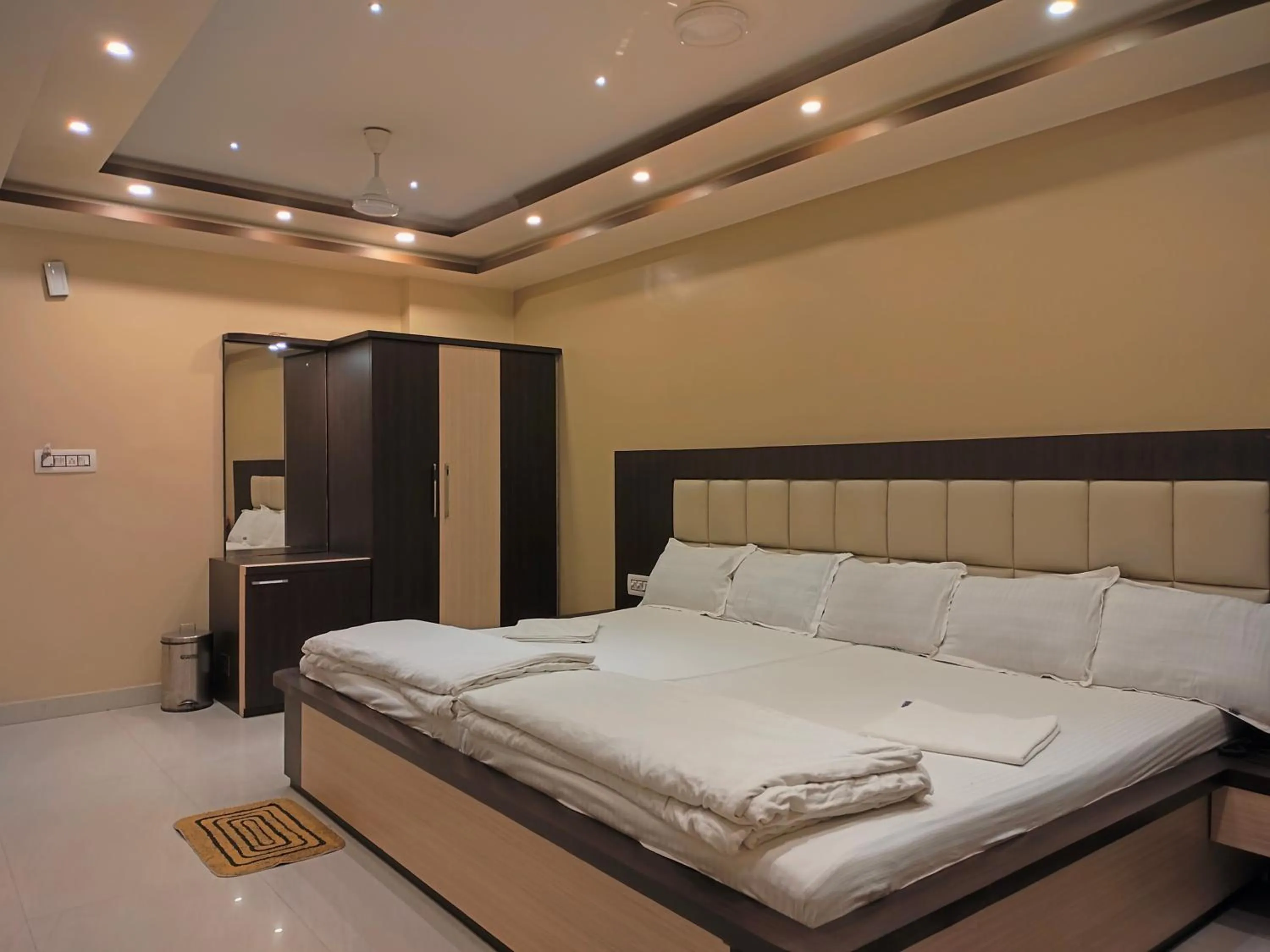 Bed in HOTEL BINAPANI Deluxe 1