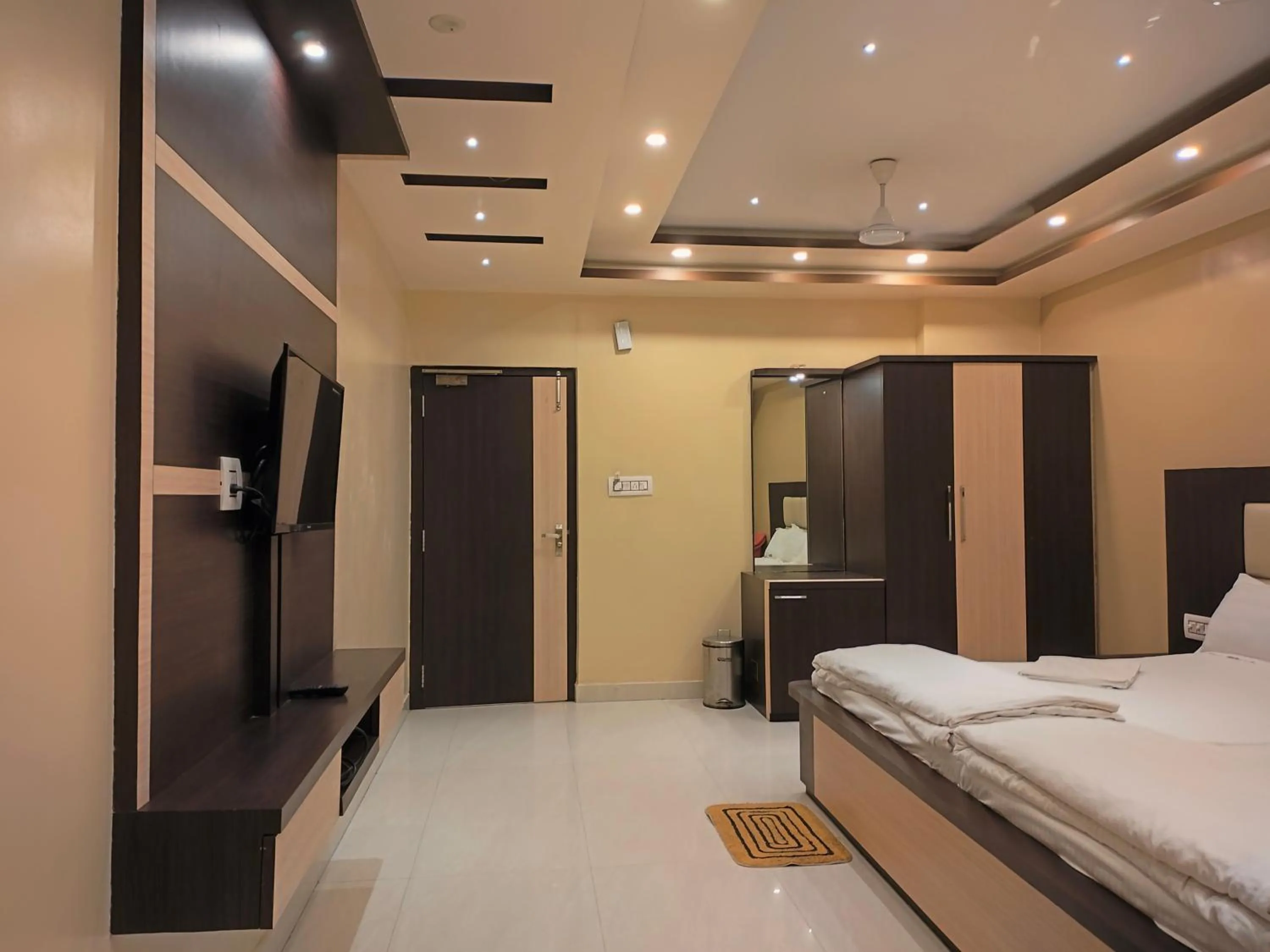 Bed in HOTEL BINAPANI Deluxe 1