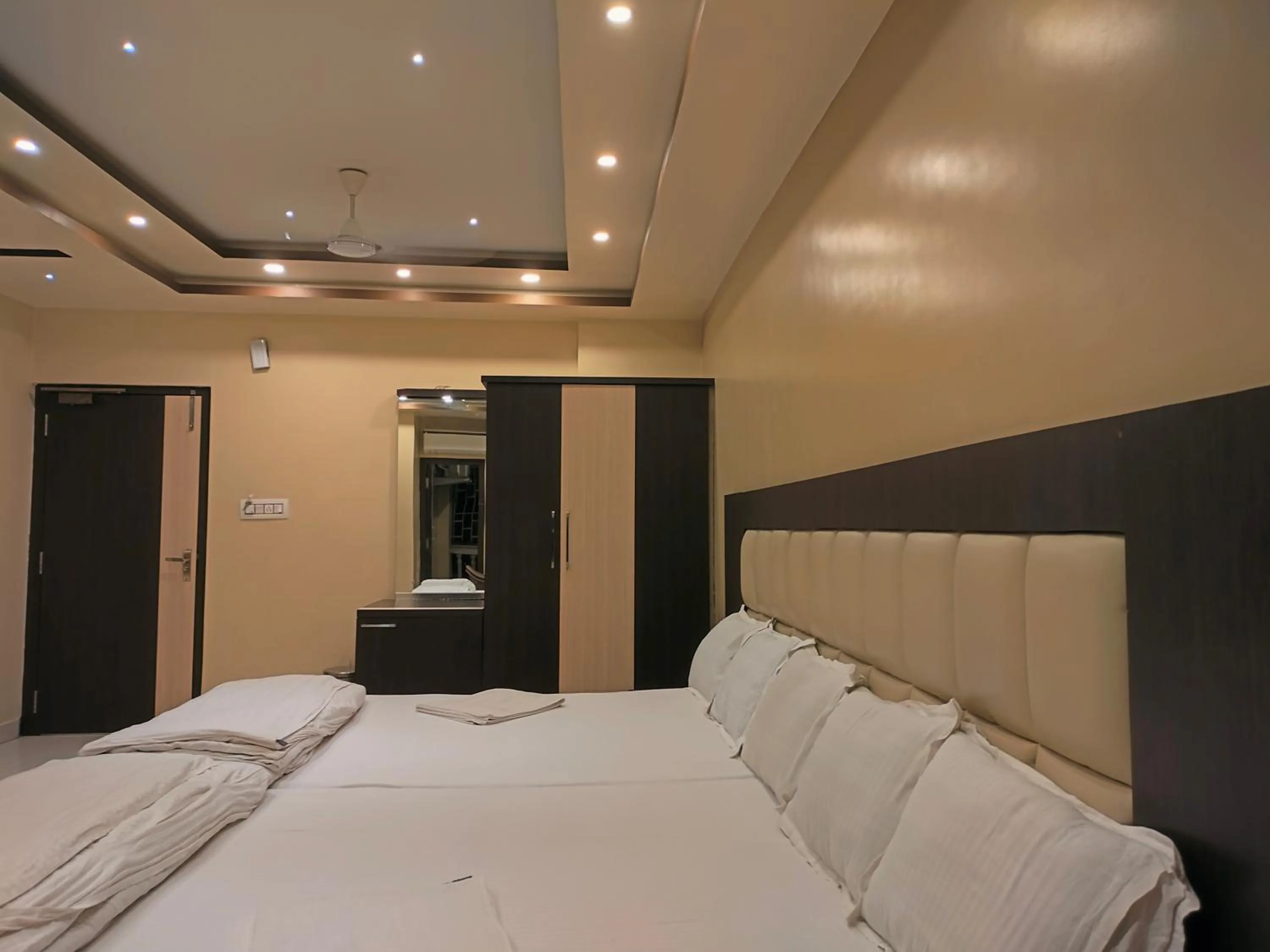 Bed in HOTEL BINAPANI Deluxe 1