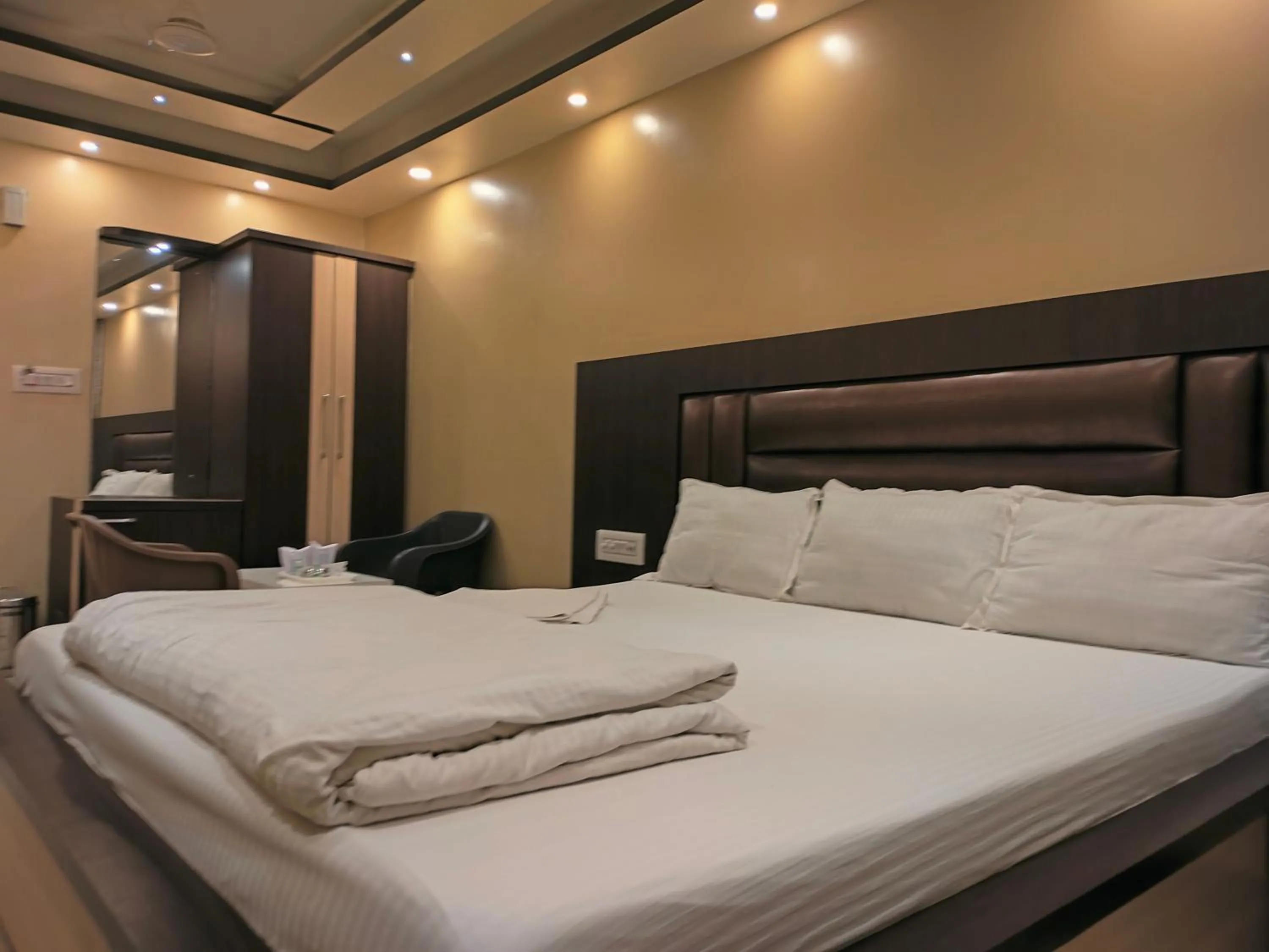 Bed in HOTEL BINAPANI Deluxe 1