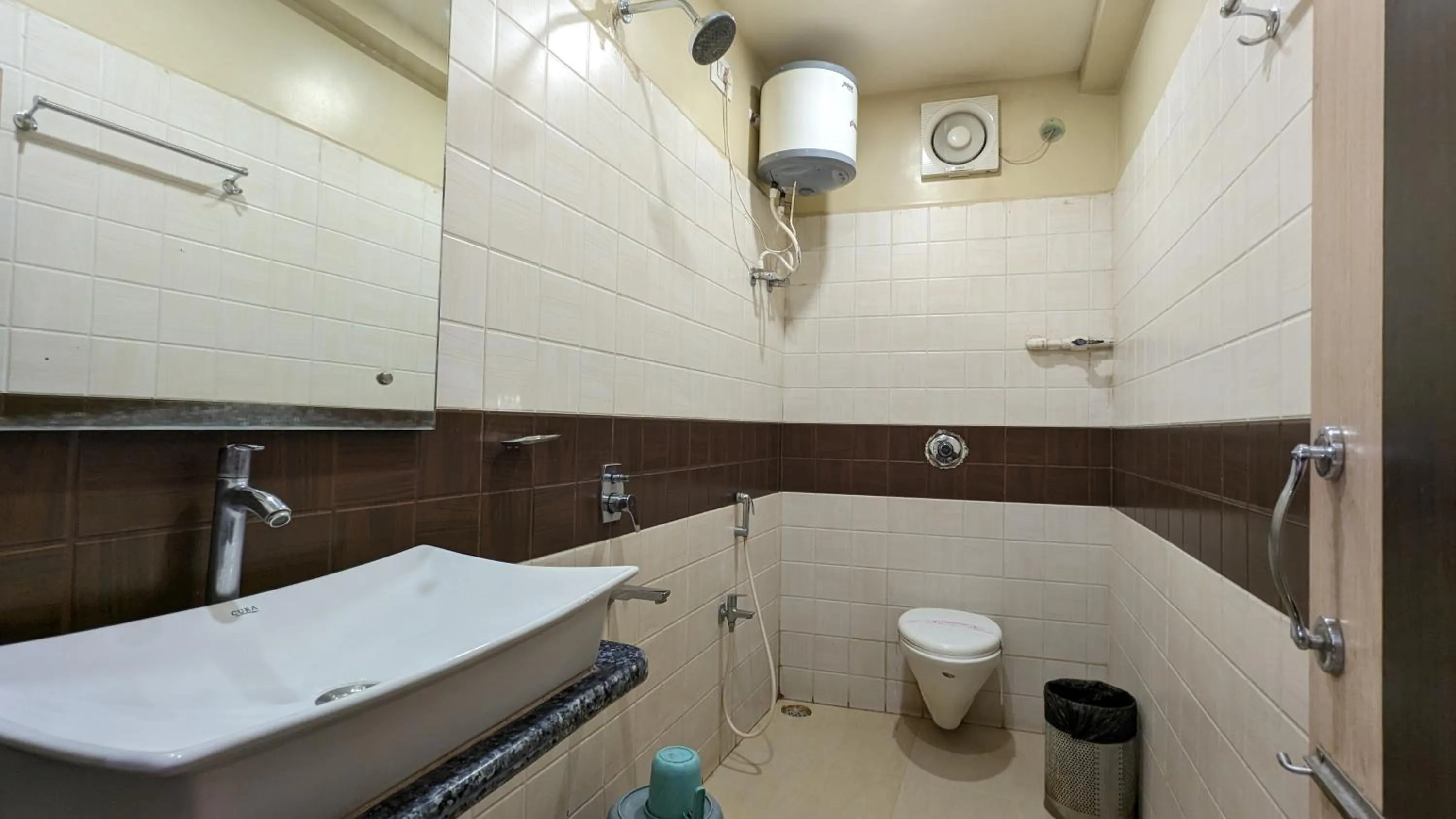 Shower in HOTEL BINAPANI Deluxe 1