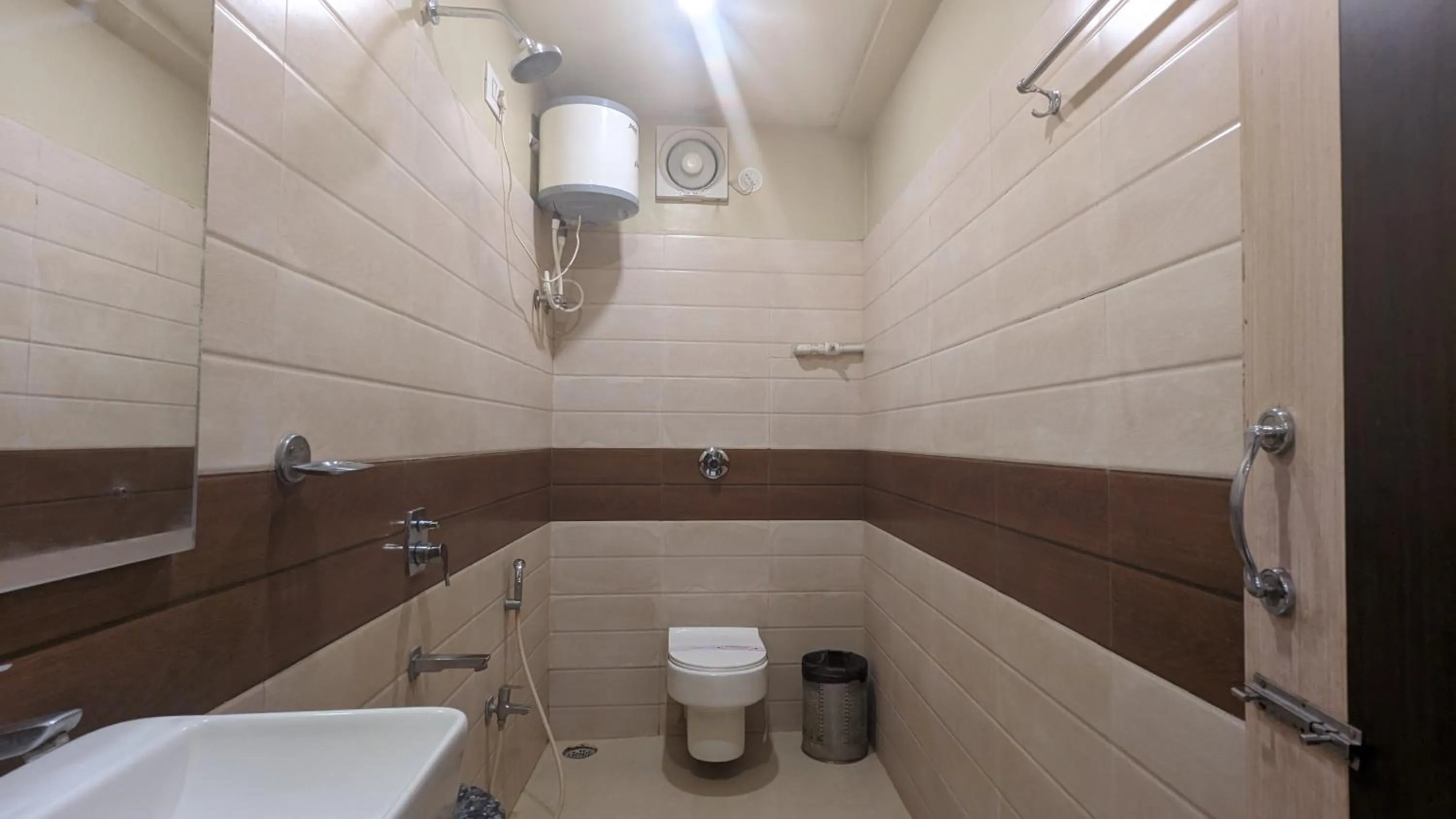 Shower in HOTEL BINAPANI Deluxe 1