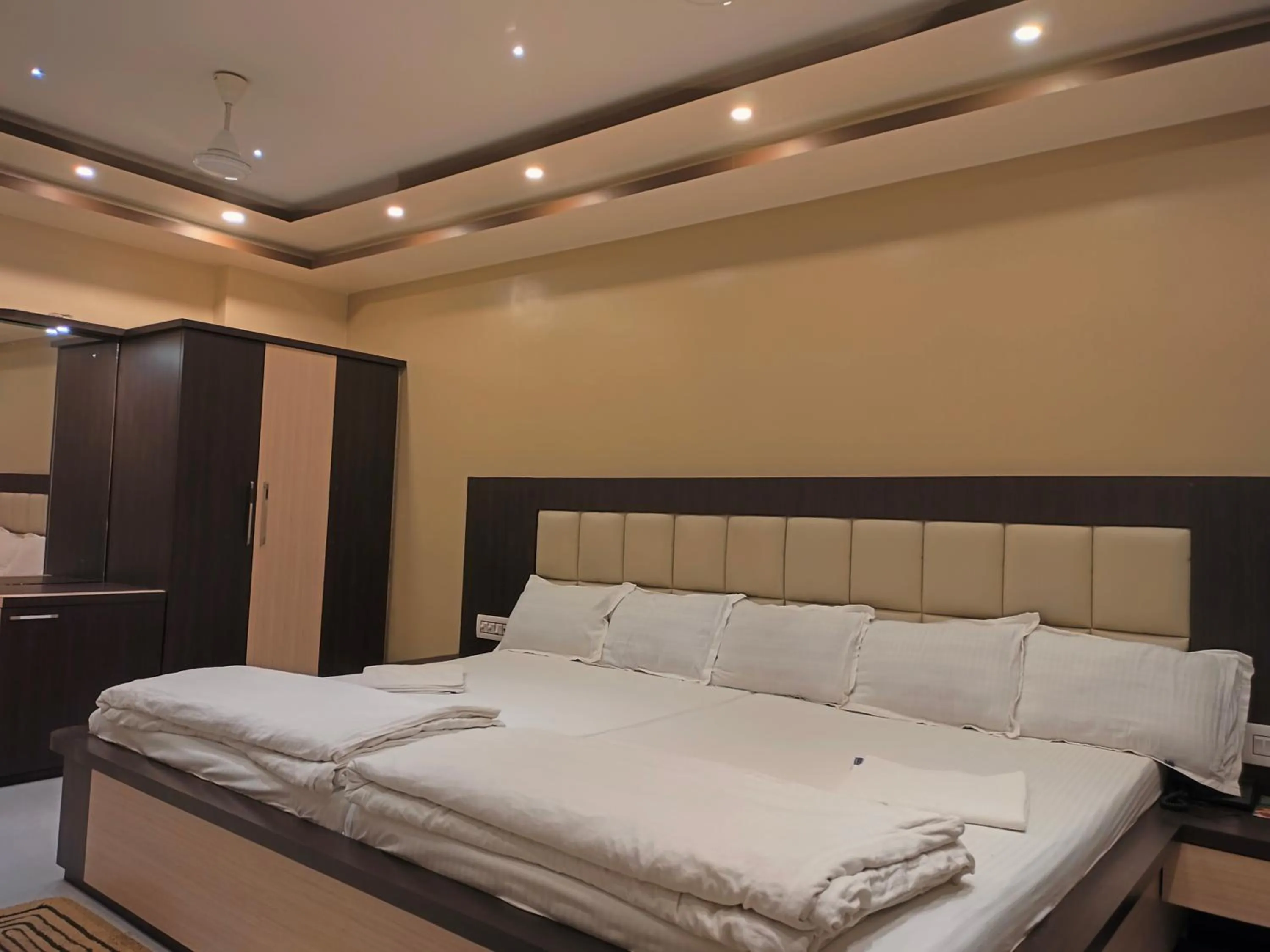 Bed in HOTEL BINAPANI Deluxe 1