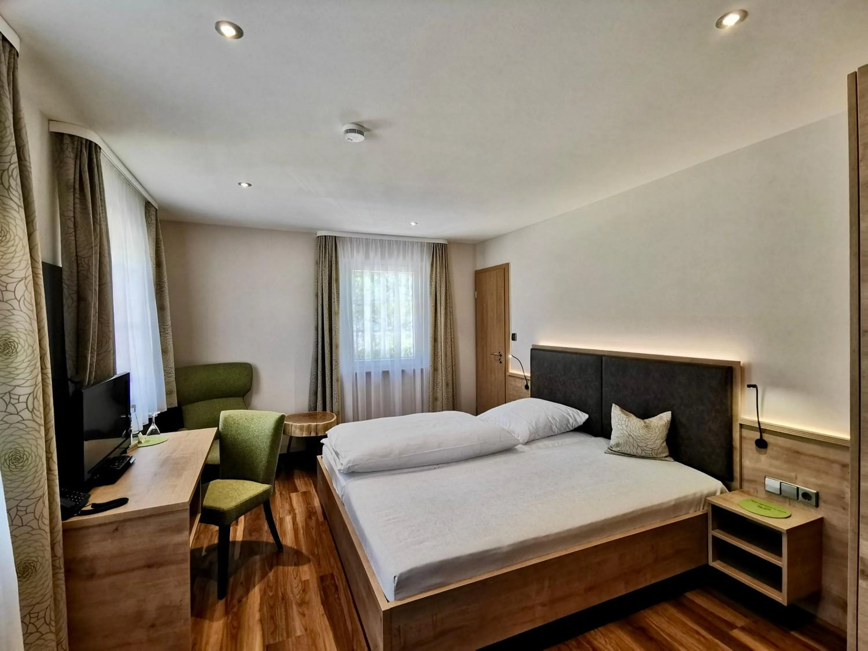 Photo of the whole room, Bed in Hotel-Gasthaus zur Eiche