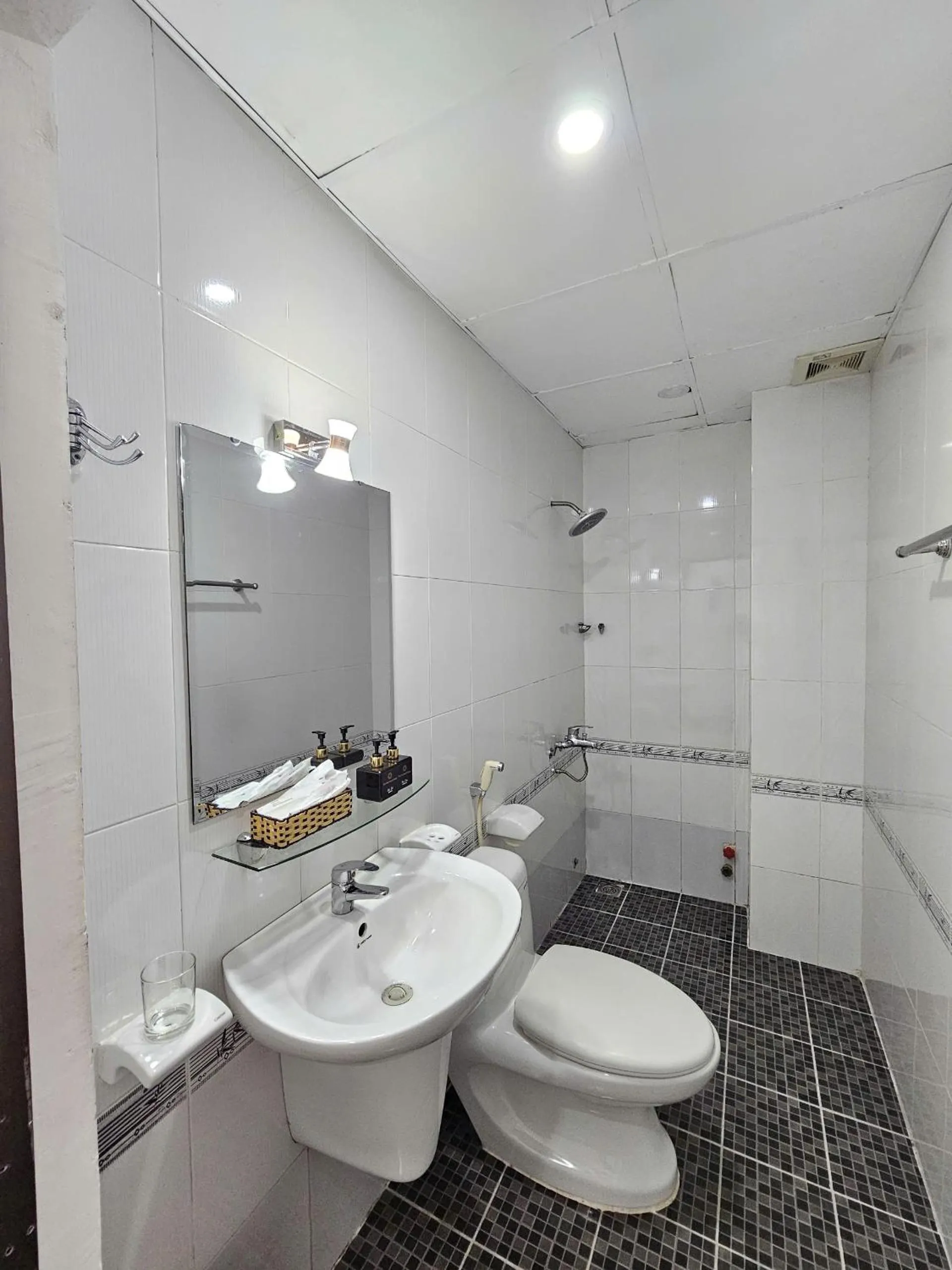 Shower in Hao Tin Hotel Ben Thanh - City Central
