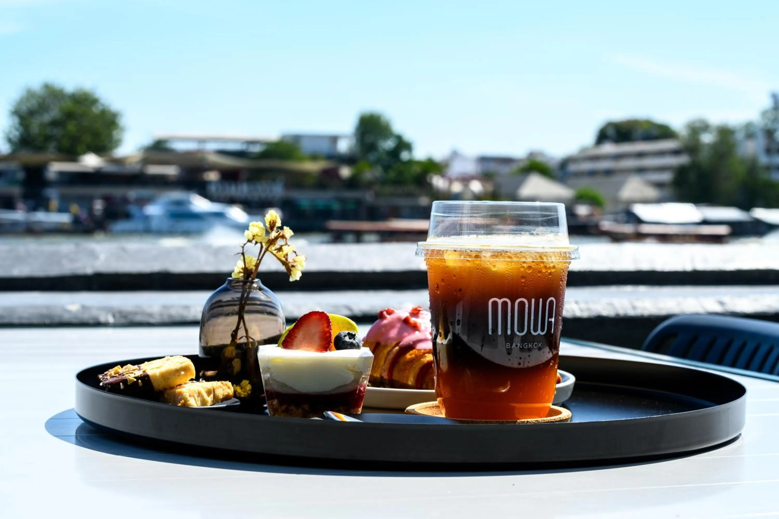 Food and drinks in Mowa Bangkok