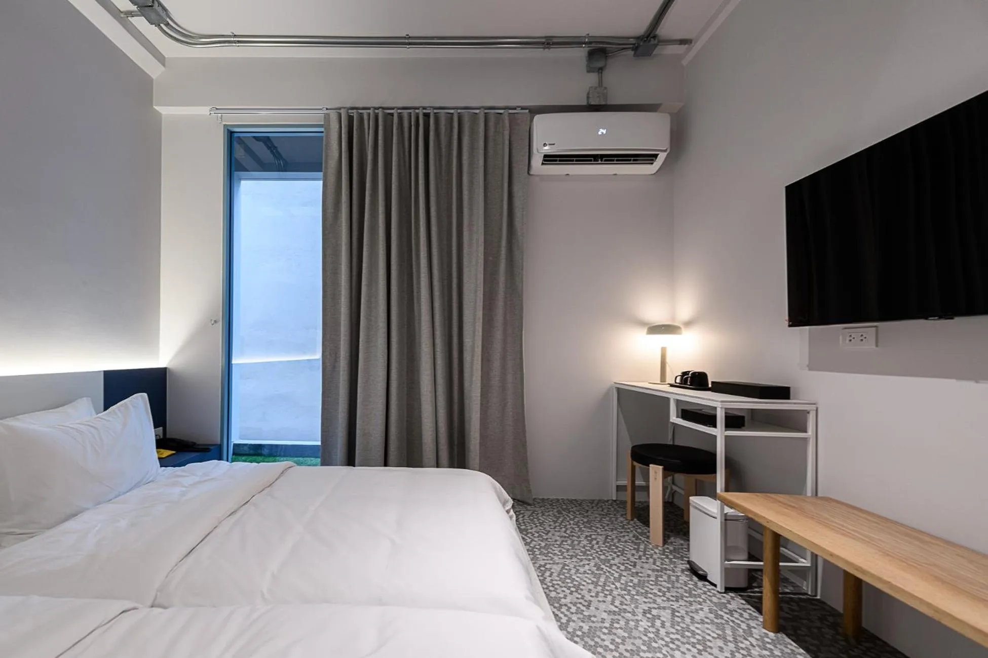 Communal lounge/ TV room, Bed in Mowa Bangkok