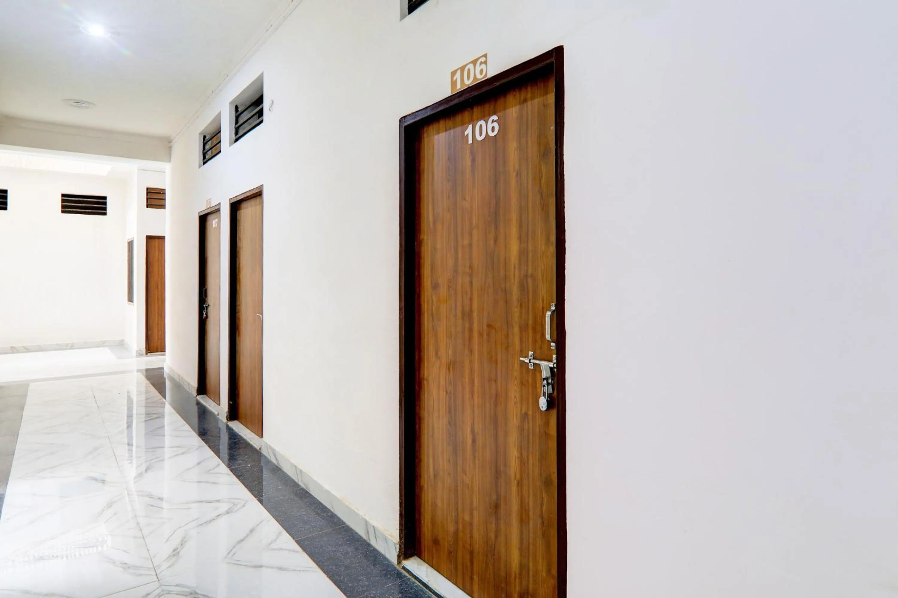 Lobby or reception in Hotel O by OYO Serene Inn Hotel And Restaurant