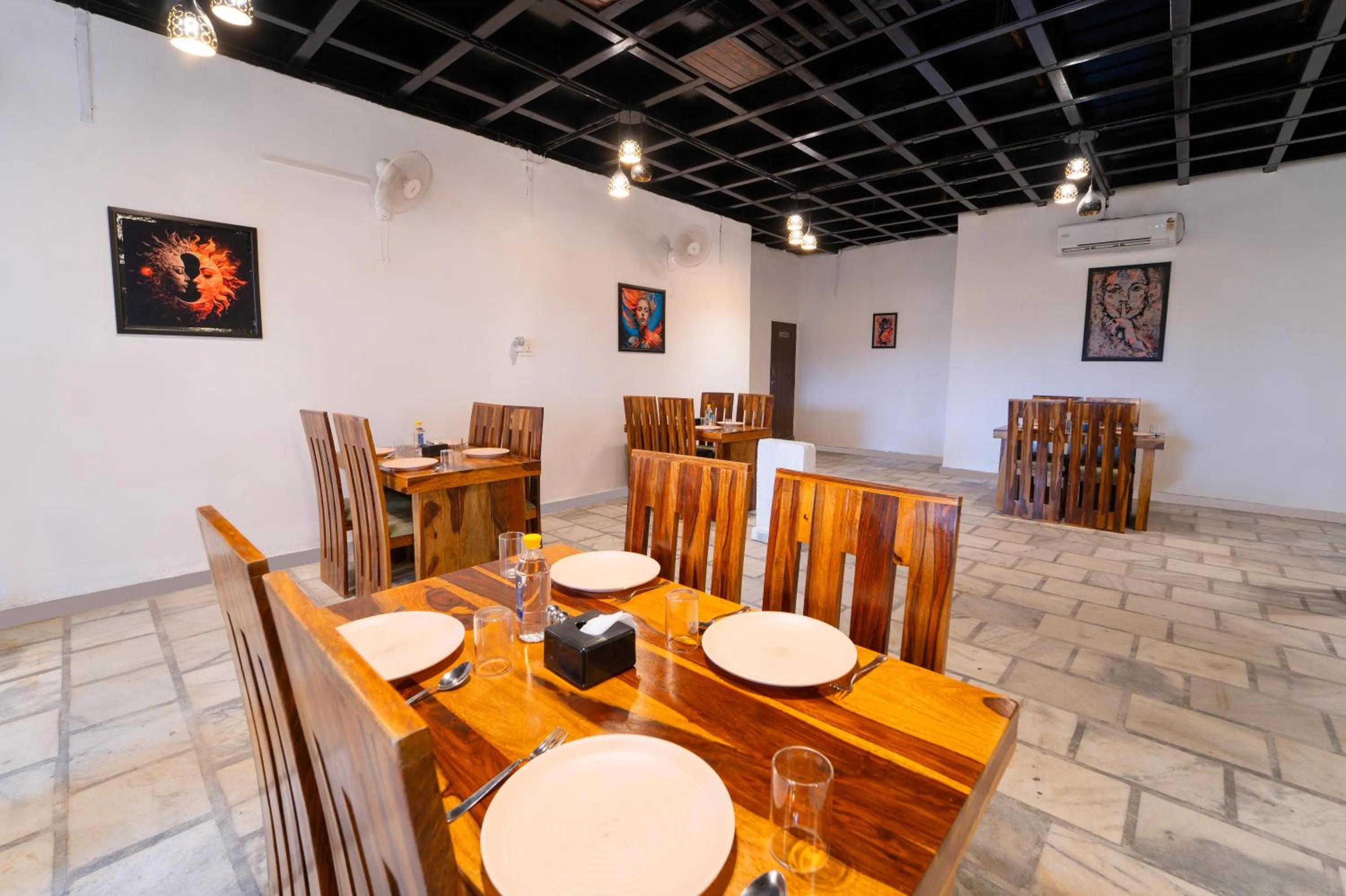 Restaurant/places to eat in Treebo Blu Vvu