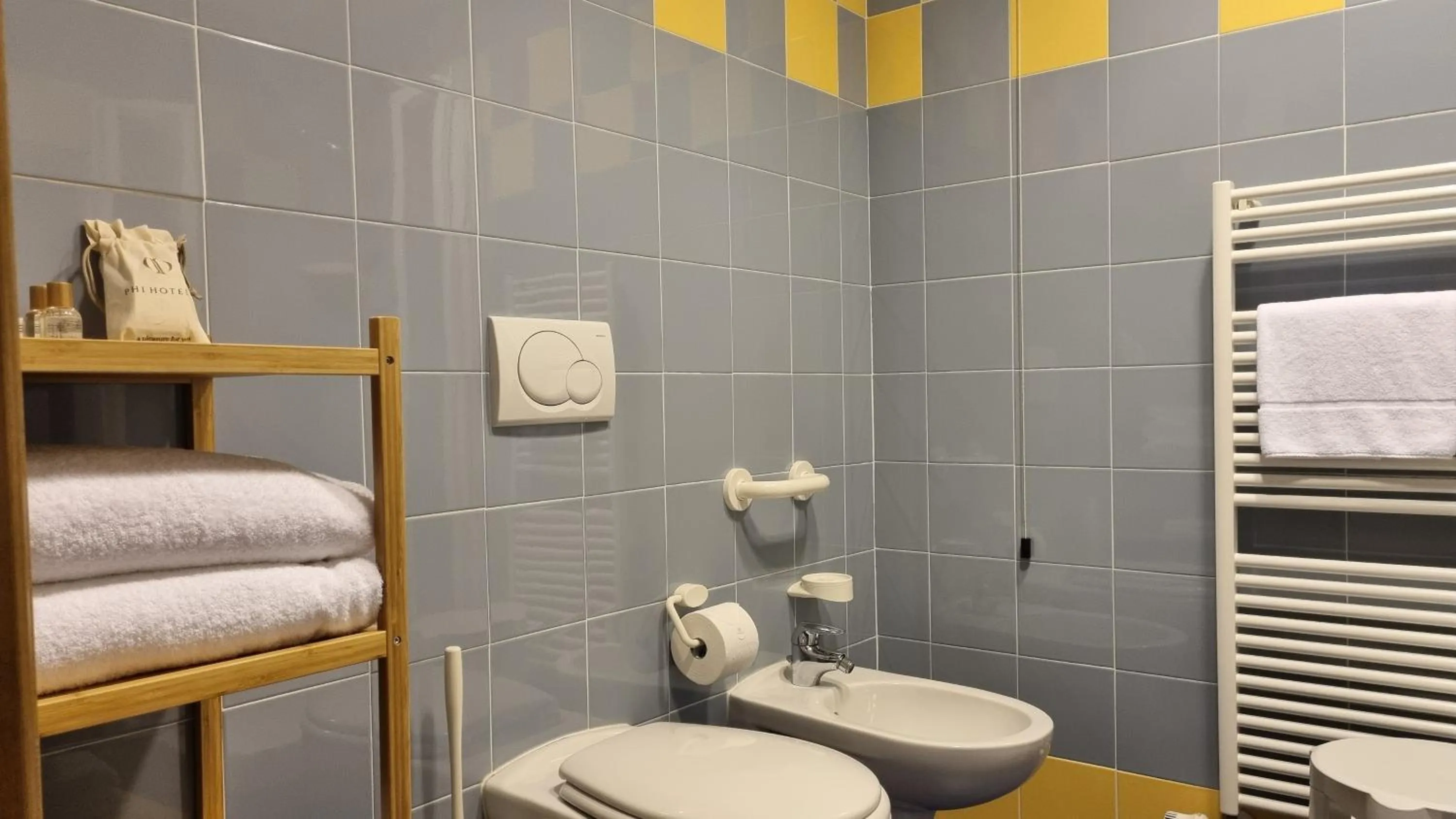 Shower in Phi Hotel Homy Druento