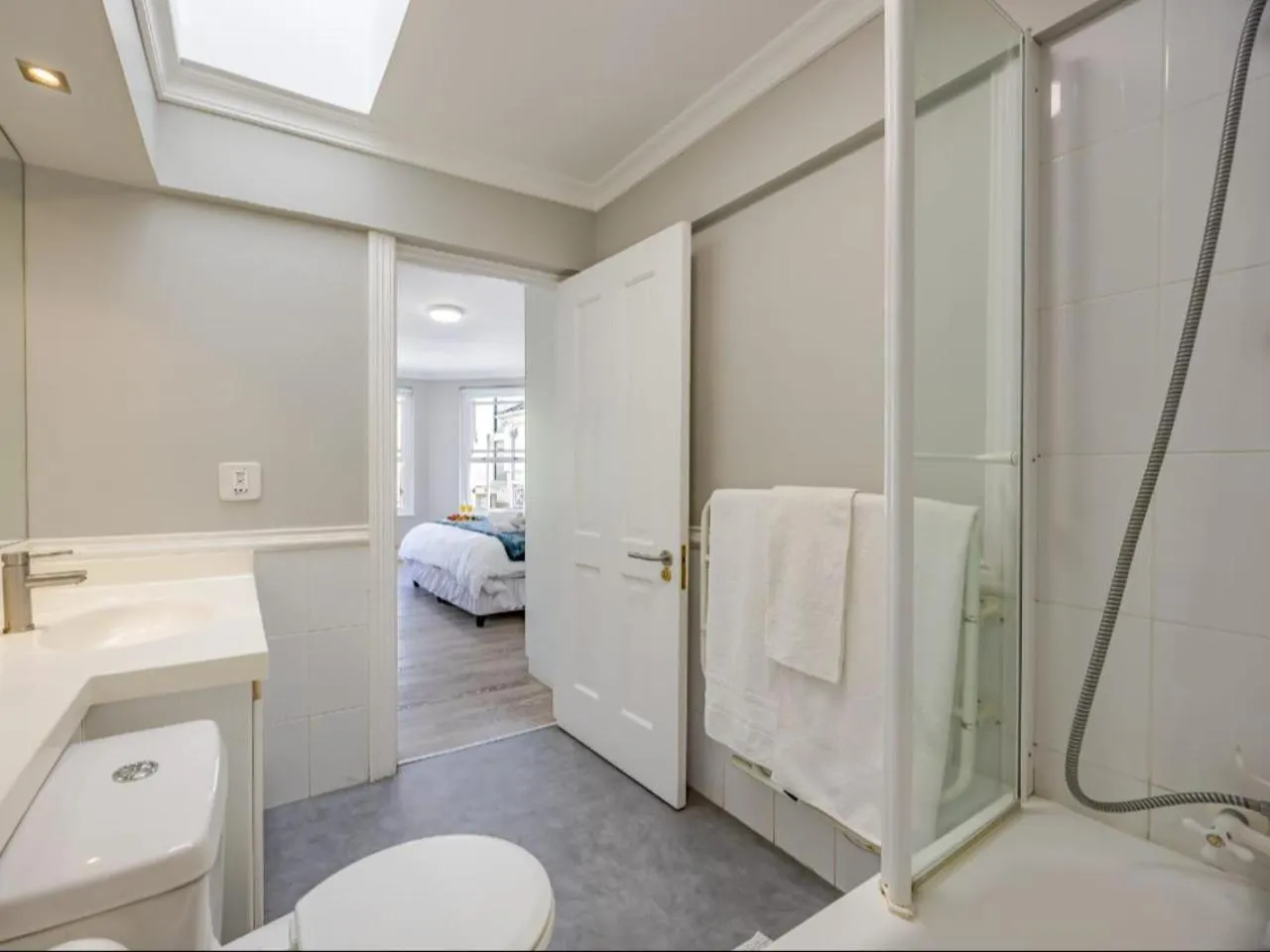 Bathroom, Bed in Craigrownie Luxury Guest House