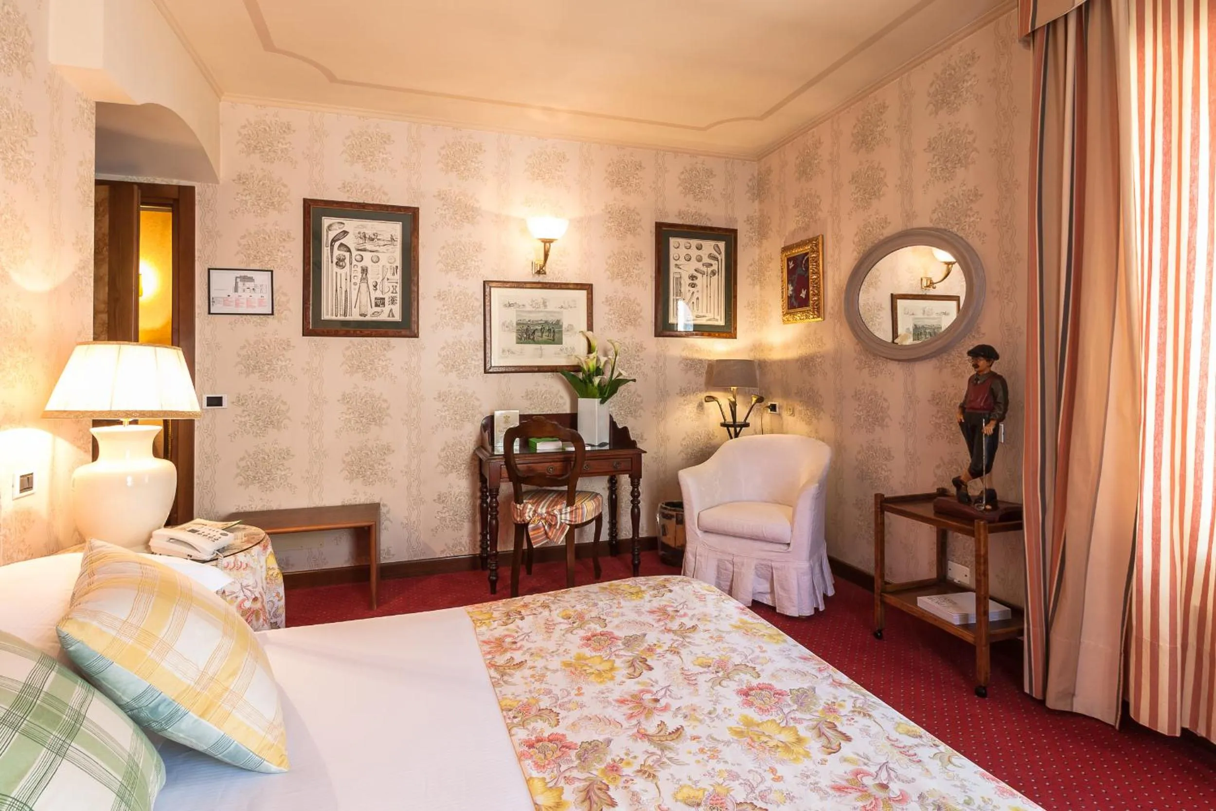 Photo of the whole room, Bed in Villa Abbazia Relais & Chateaux