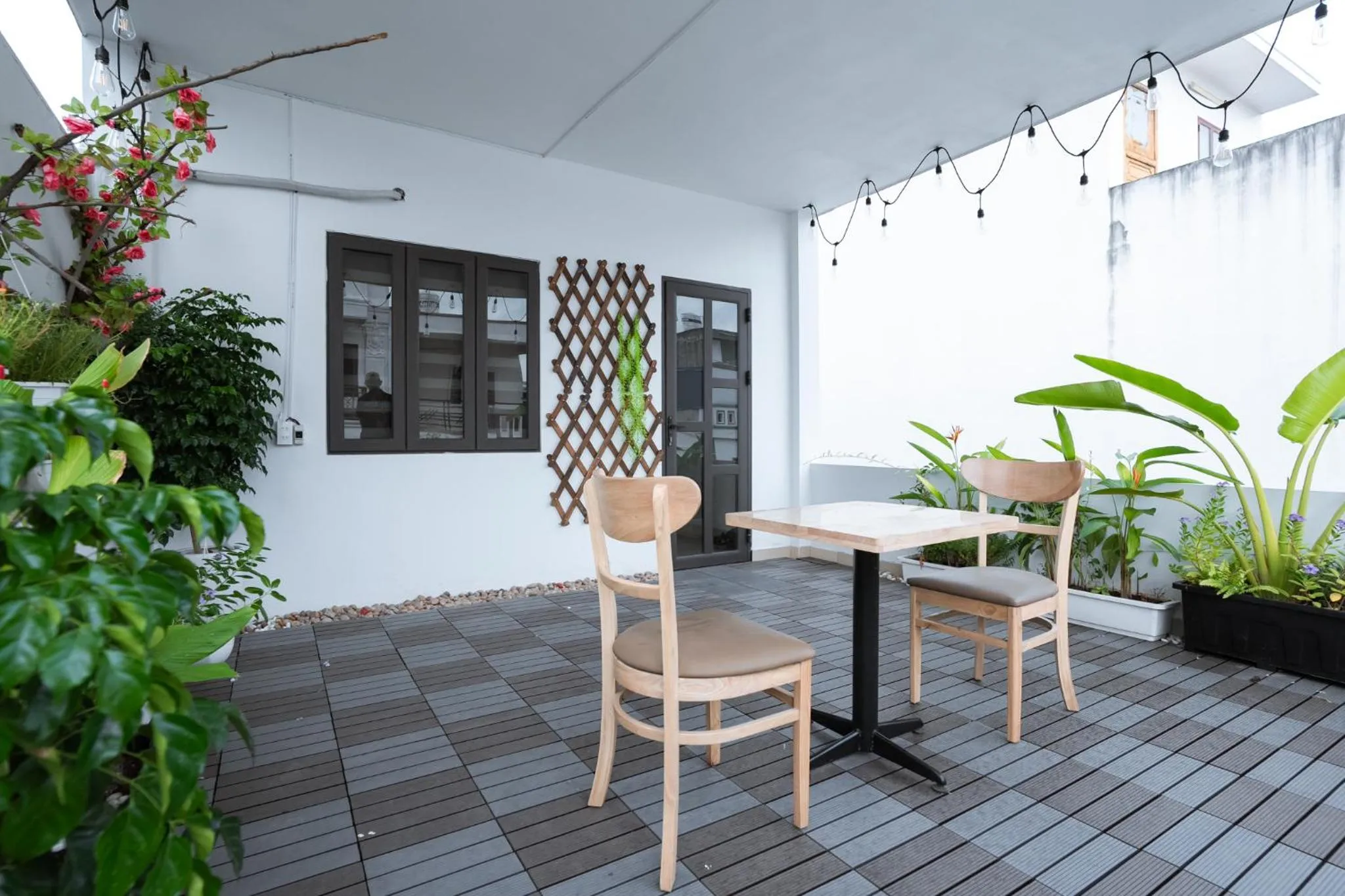 Garden in X-Stay Thư Trung