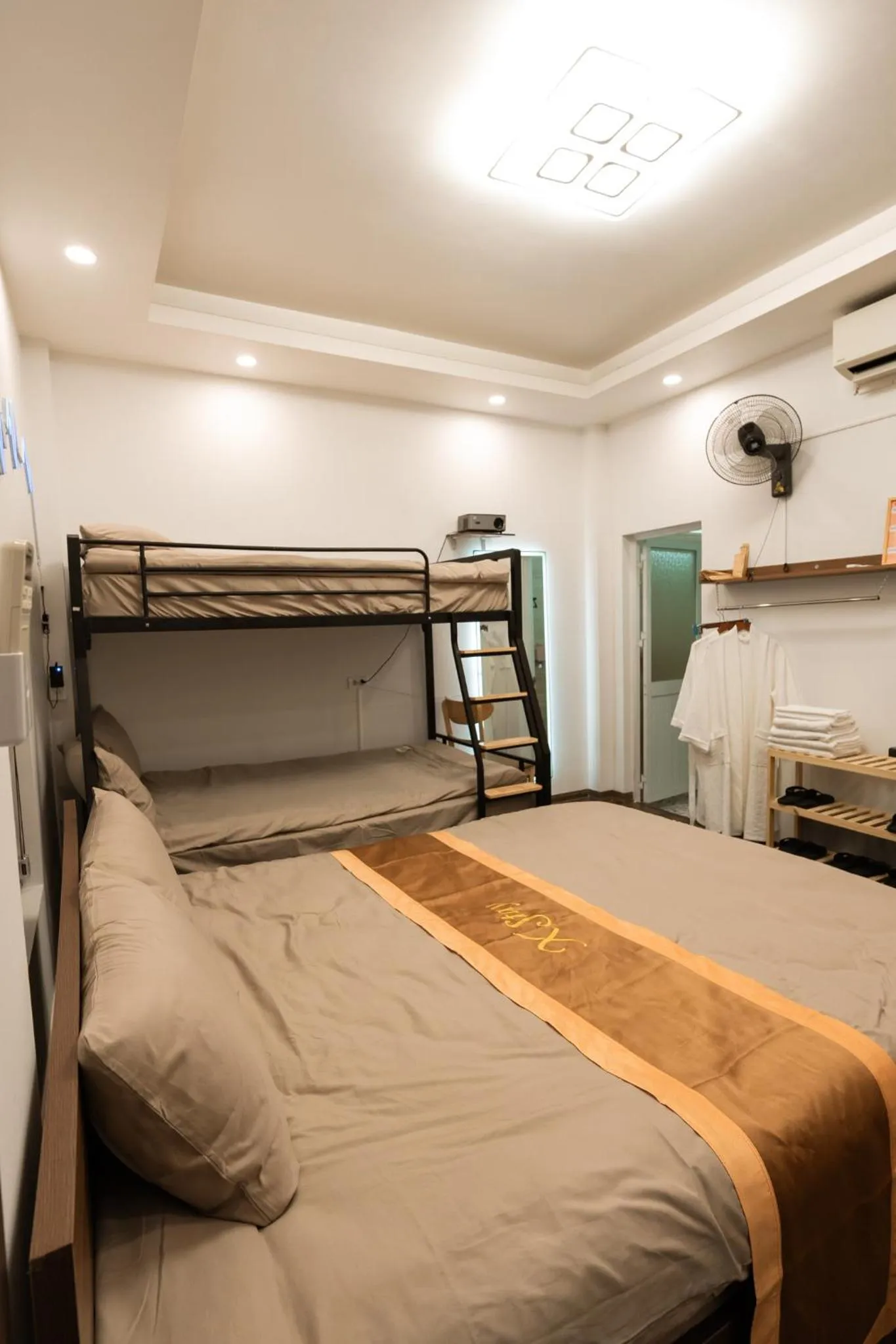 Bed in X-Stay Thư Trung