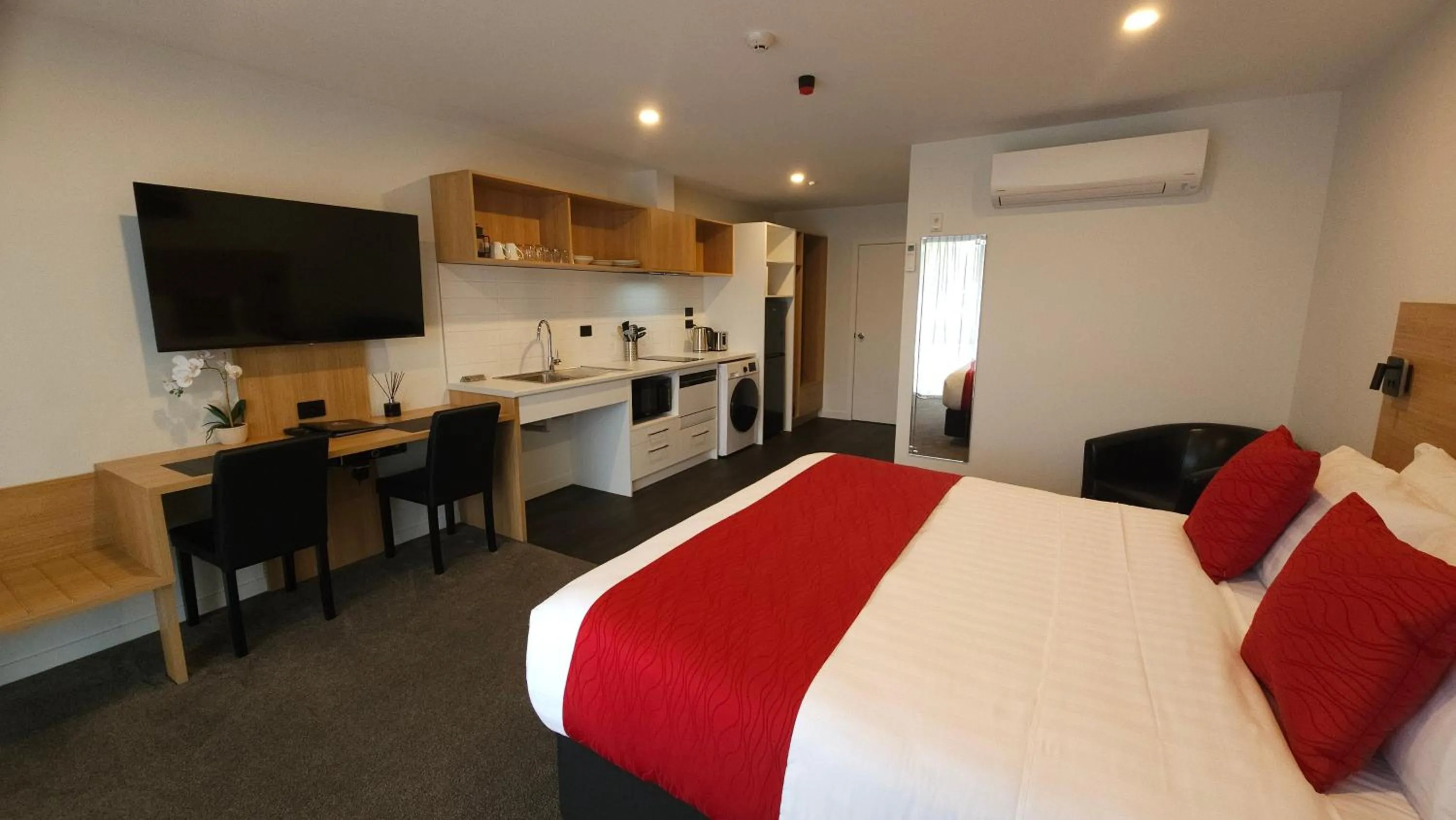 Bed in Alps Motel & Apartments