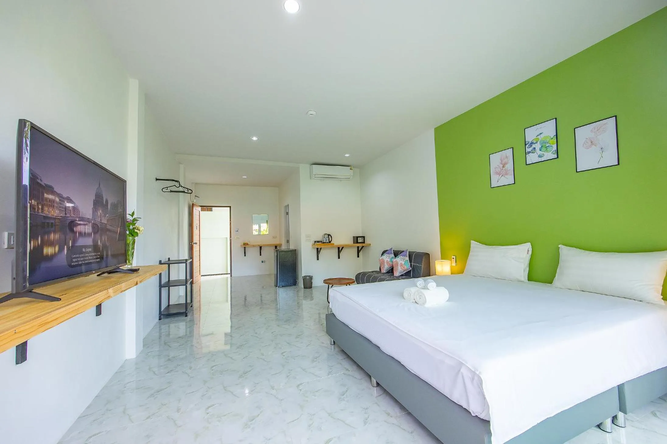 Photo of the whole room, Bed in Karon Hotel at 22