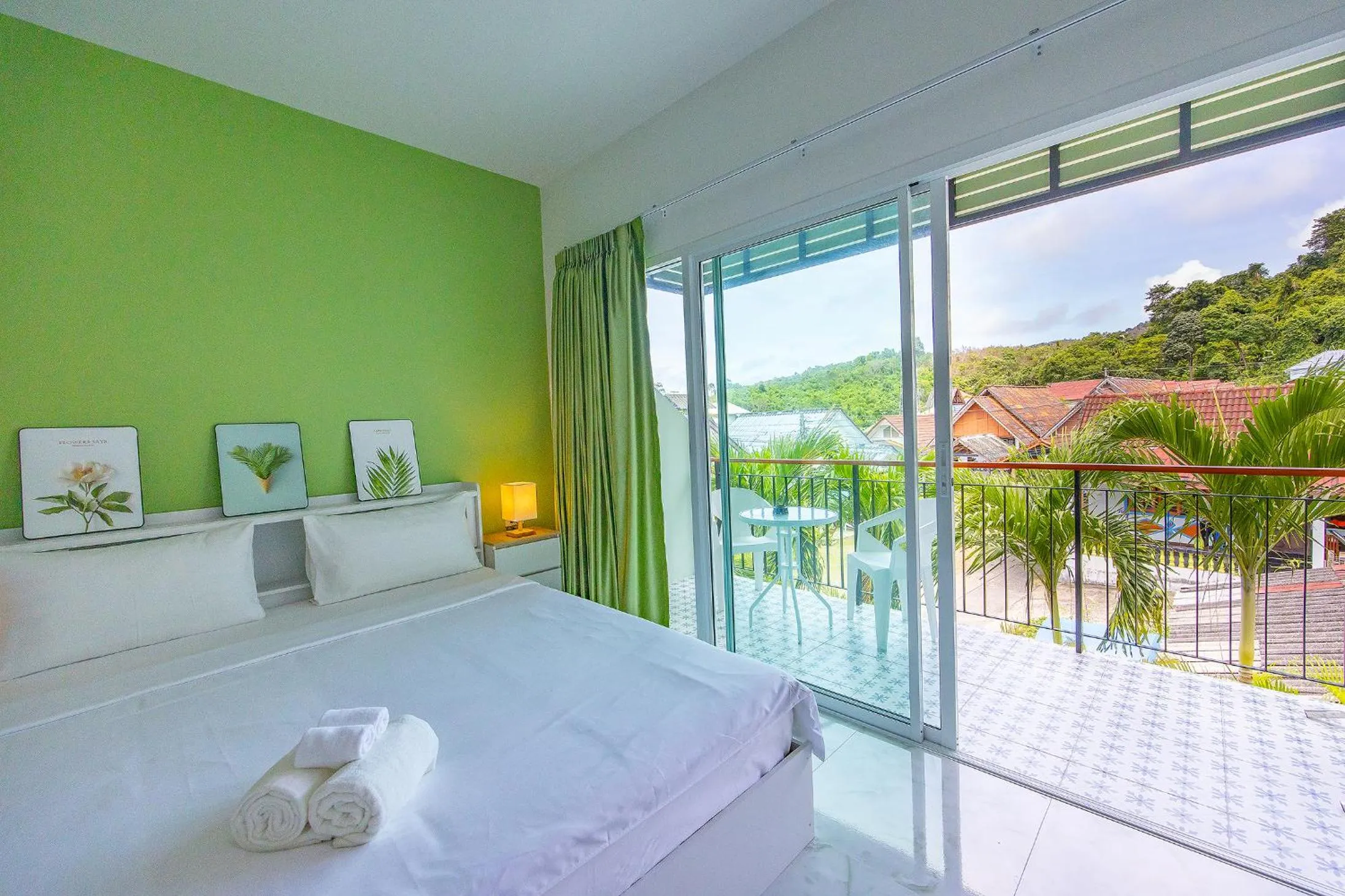 Balcony/Terrace, Bed in Karon Hotel at 22