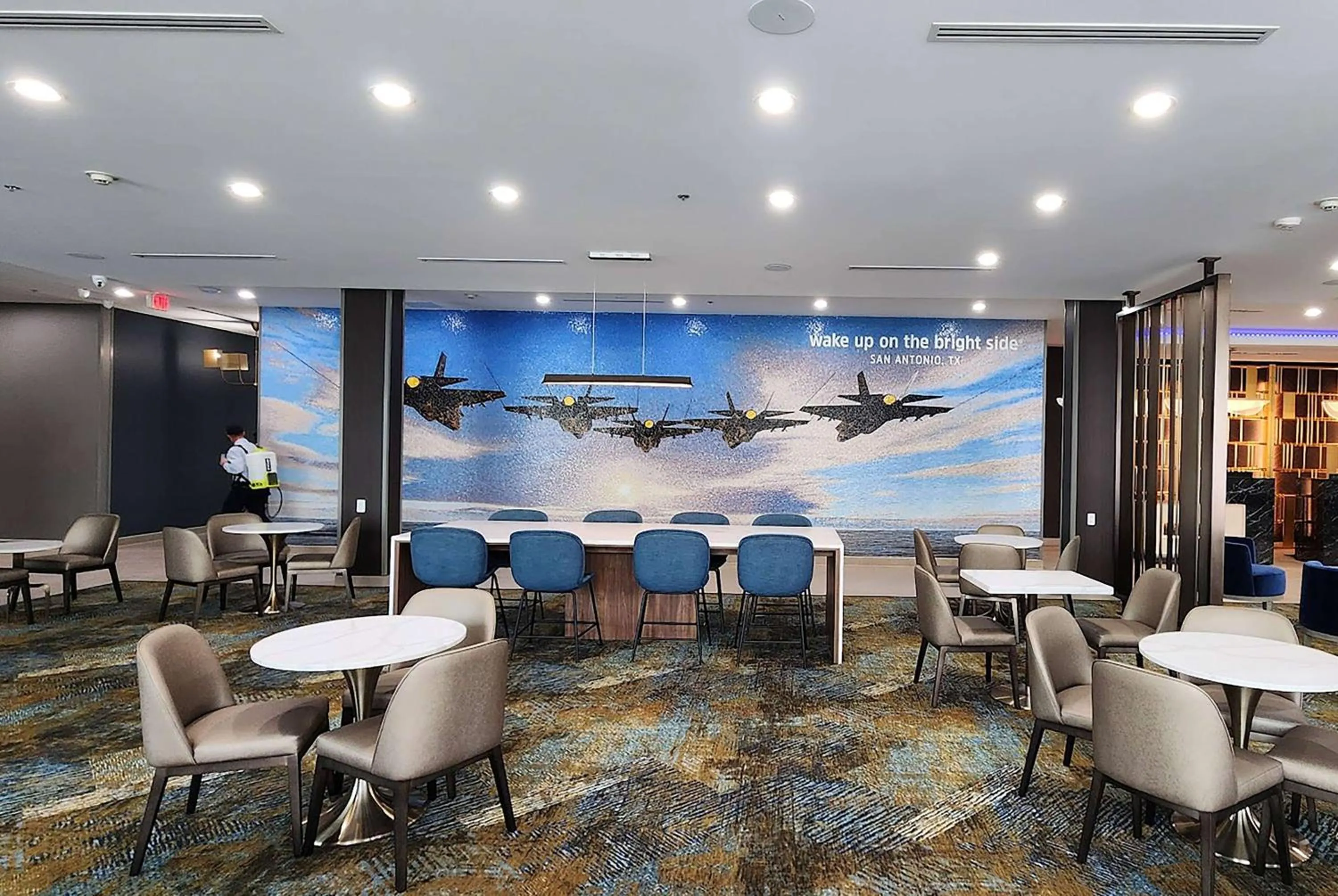 Restaurant/places to eat in La Quinta Inn & Suites by Wyndham San Antonio at the RIM